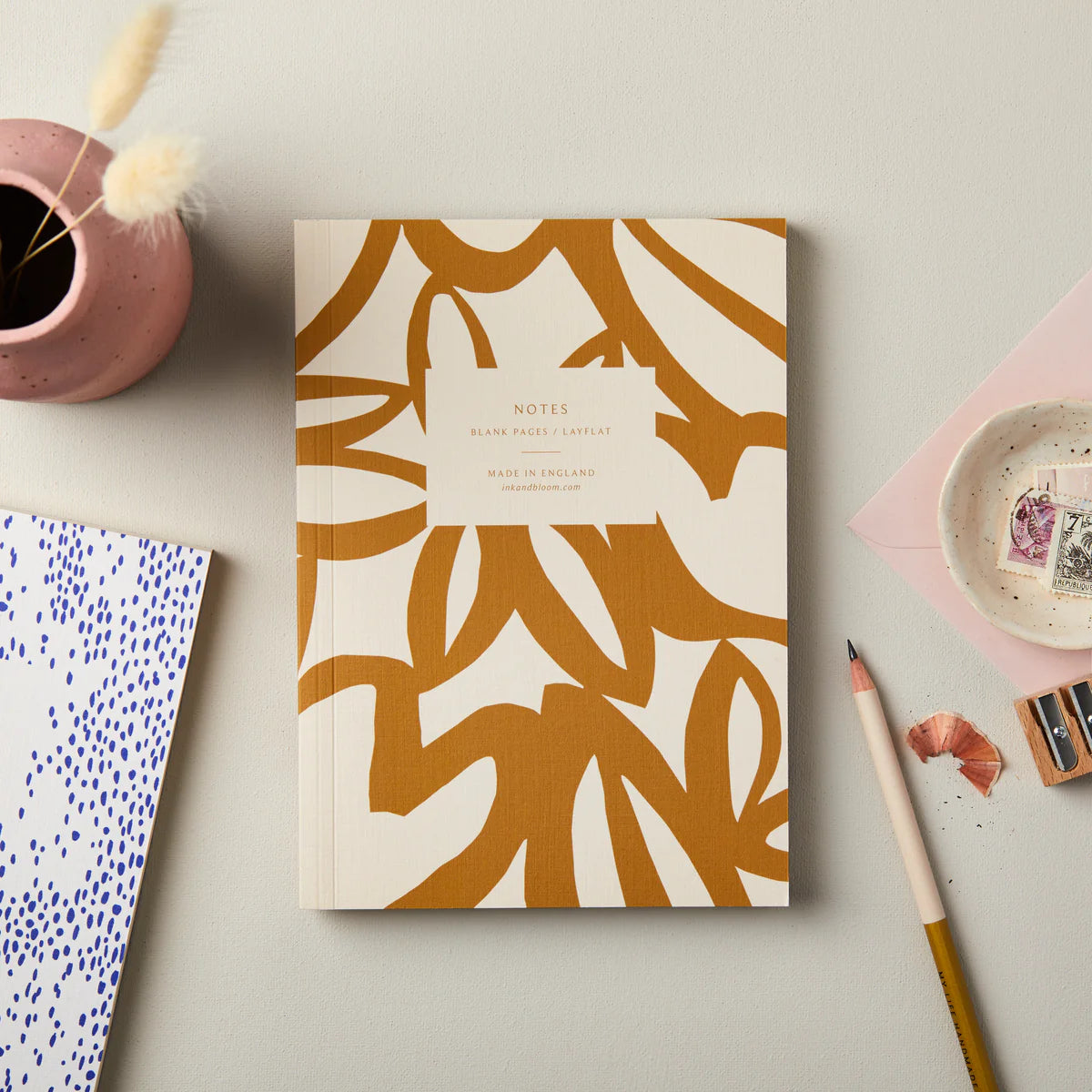 Schönes Layflat Notizbuch kaufen mit Blanken Seiten von Ink & Bloom aus England, mit Orangenen Blumenmuster
