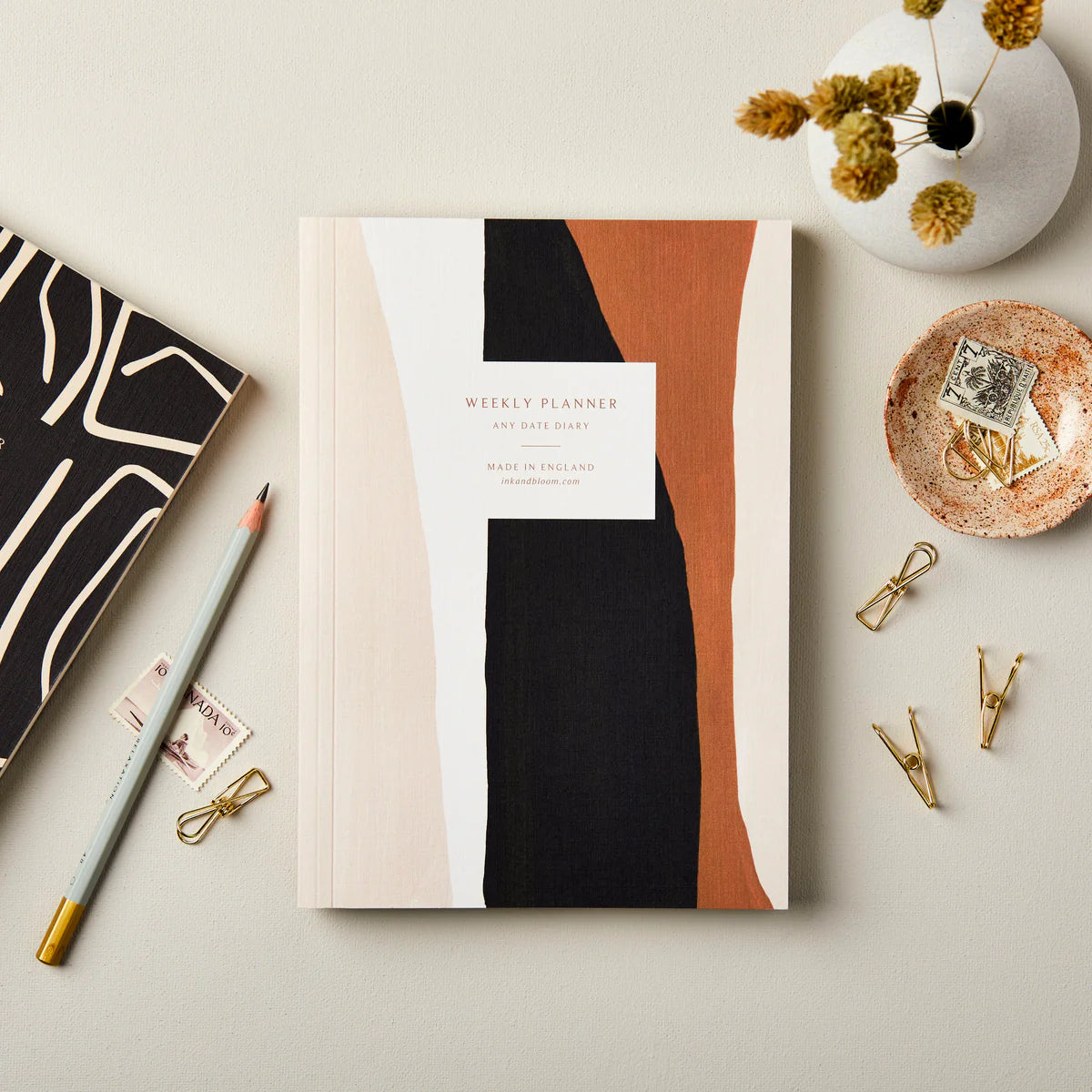Undatierter Wochenplaner von Ink & Bloom. Das Cover ist auf einer weichen Leinenprägung gedruckt, verfügt über ein handgemaltes, abstraktes Muster und wird mit Premium FSC-zertifizierter 300gsm-Karton gedruckt, mit pflanzlicher Tinte, die umweltfreundlich ist.
Über 200 cremefarbene Innenseiten, 100gsm Gewicht und Füllfederhalter-freundlich.