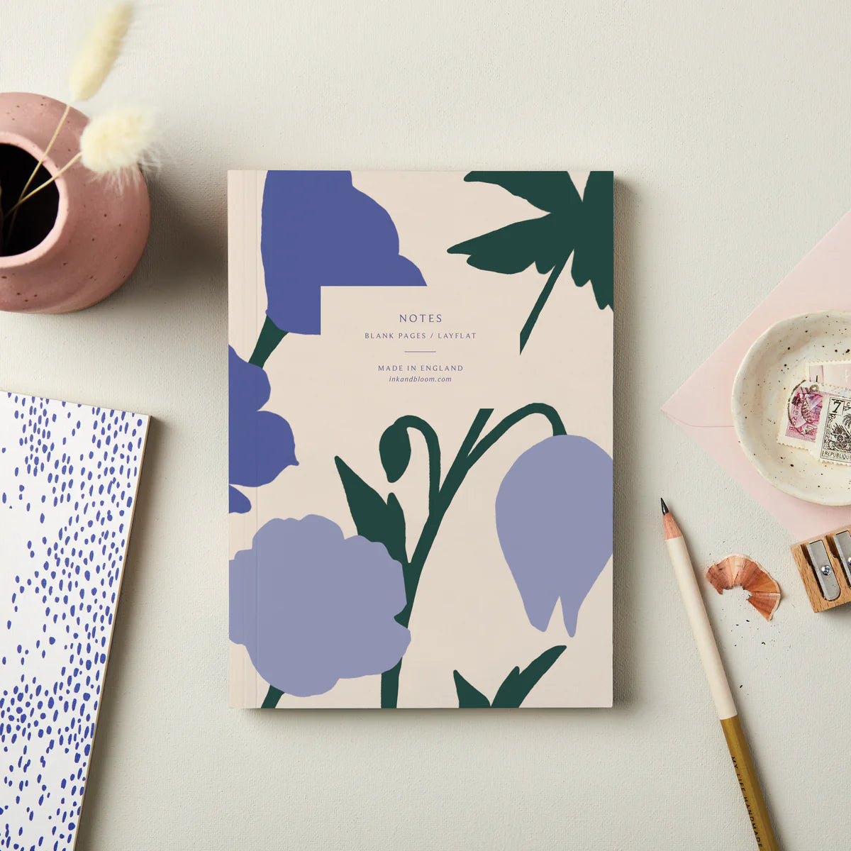 Schönes Notizbuch oder Skizzenbuch von Ink & Bloom in sanften Blautönen mit abstrakten Blumen. Das Notizbuch beinhaltet 208 cremefarbene Seiten und das Cover wird auf einer weichen Leinenprägung gedruckt und verfügt über ein handgemaltes, abstraktes Muster.