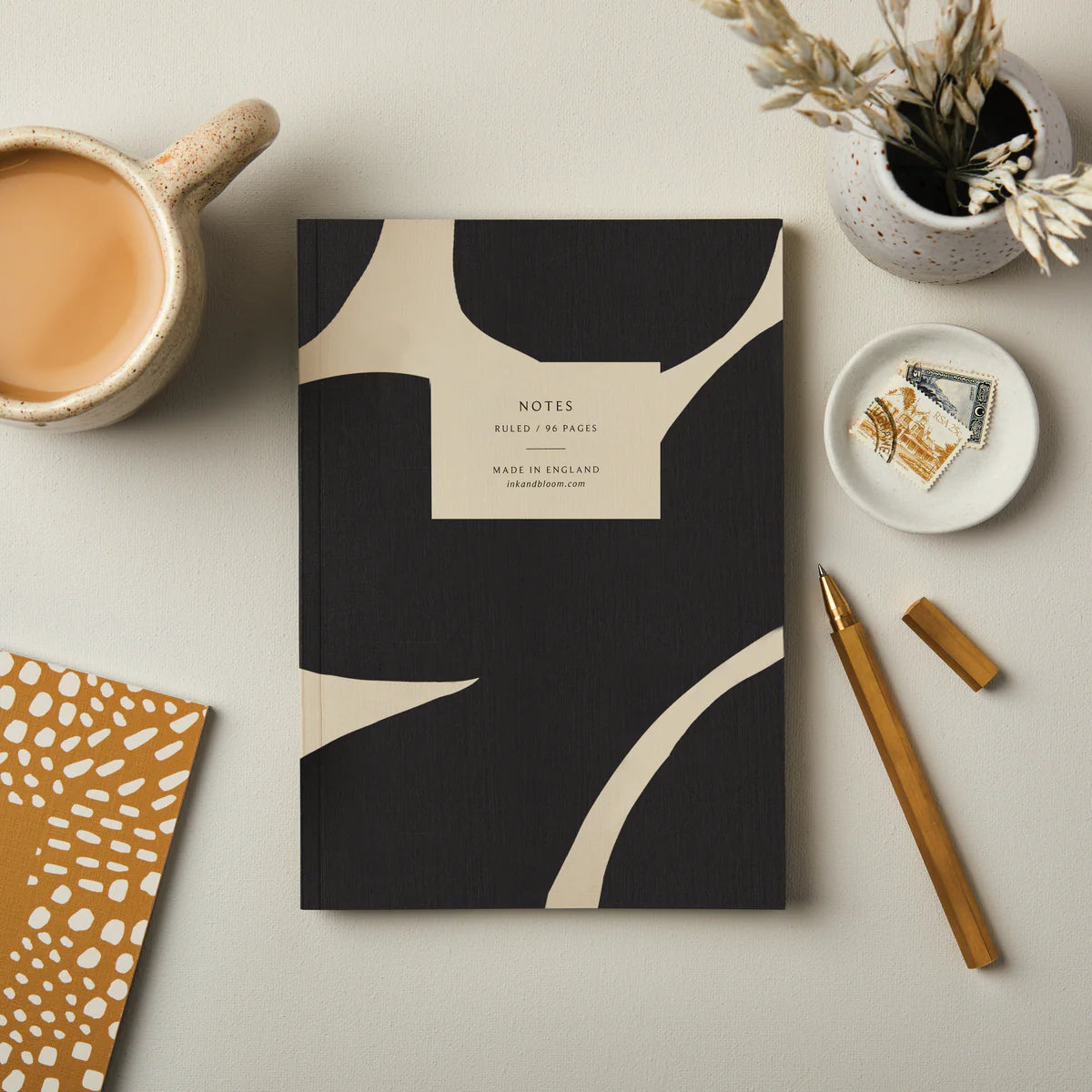 Schönes Notizbuch von Ink & Bloom in sanftem creme und schwarz. Das Notizbuch beinhaltet 95 cremefarbene Seiten und das Cover wird auf einer weichen Leinenprägung gedruckt und verfügt über ein handgemaltes, abstraktes Muster.