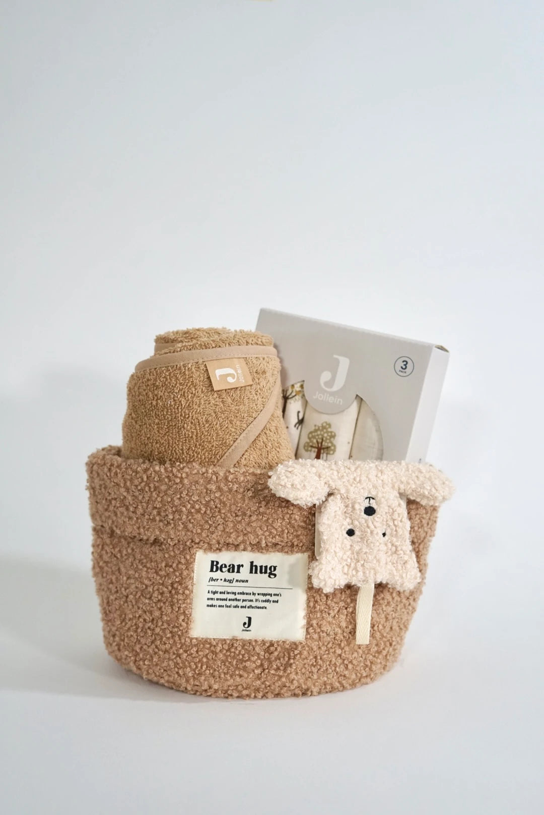 Ein schön Gestalteter Geschenkkorb zur Geburt von swz-art mit Korb aus Teddystoff in Braun, Kapuzenhandtuch aus Frotteestoff, Schmusetuchund Spucktuch mit Tiny-Park-Muster