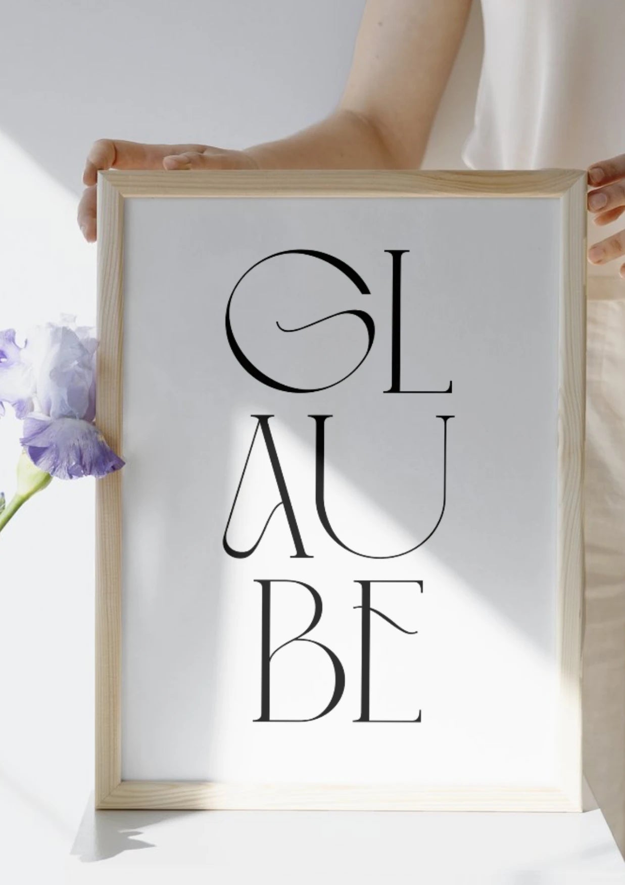 Helles Poster im Bilderrahmen aus Holz mit Glaube Schriftzug