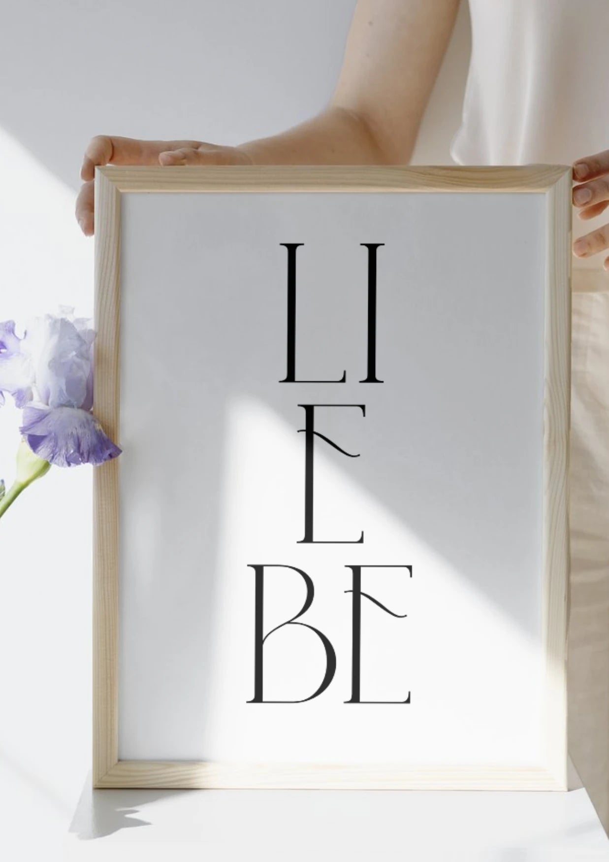 Helles Poster im Bilderrahmen aus Holz mit Liebe Schriftzug