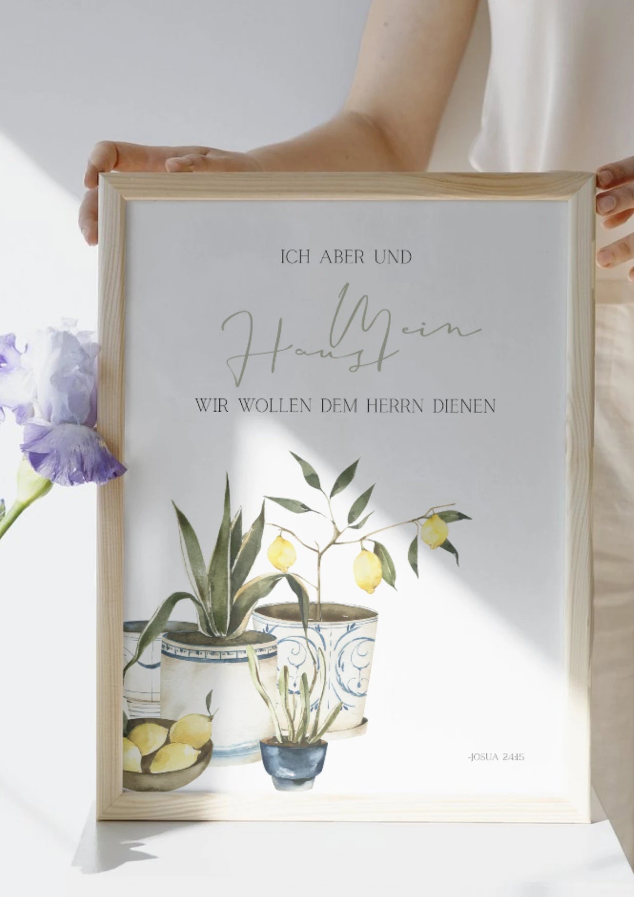 Helles christliches Poster im Bilderrahmen aus Holz mit Blumentöpfen und zitruspflanzen 