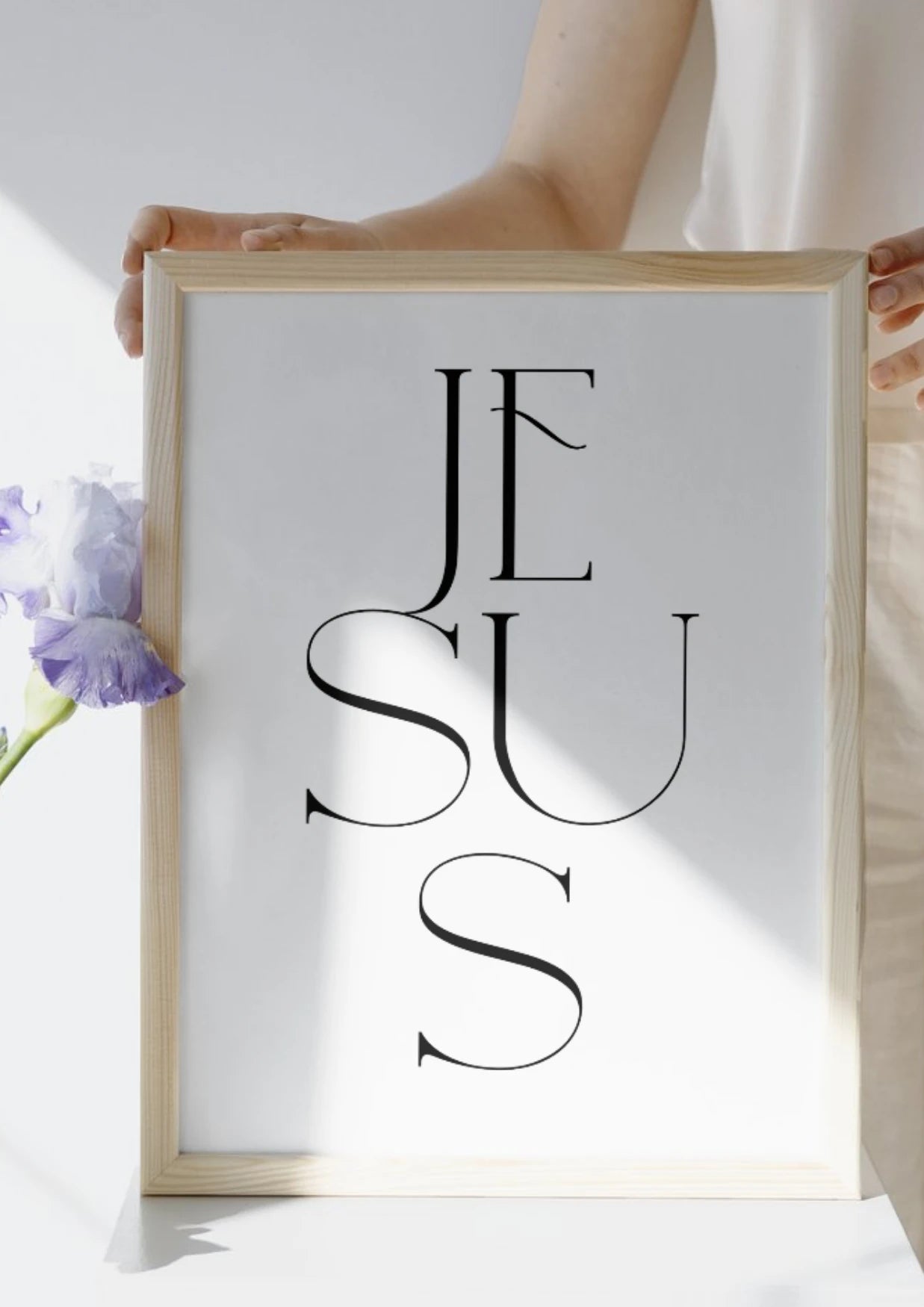 Christliches Poster mit typografischem Schriftzug Jesus im Holz Bilderrahmen 