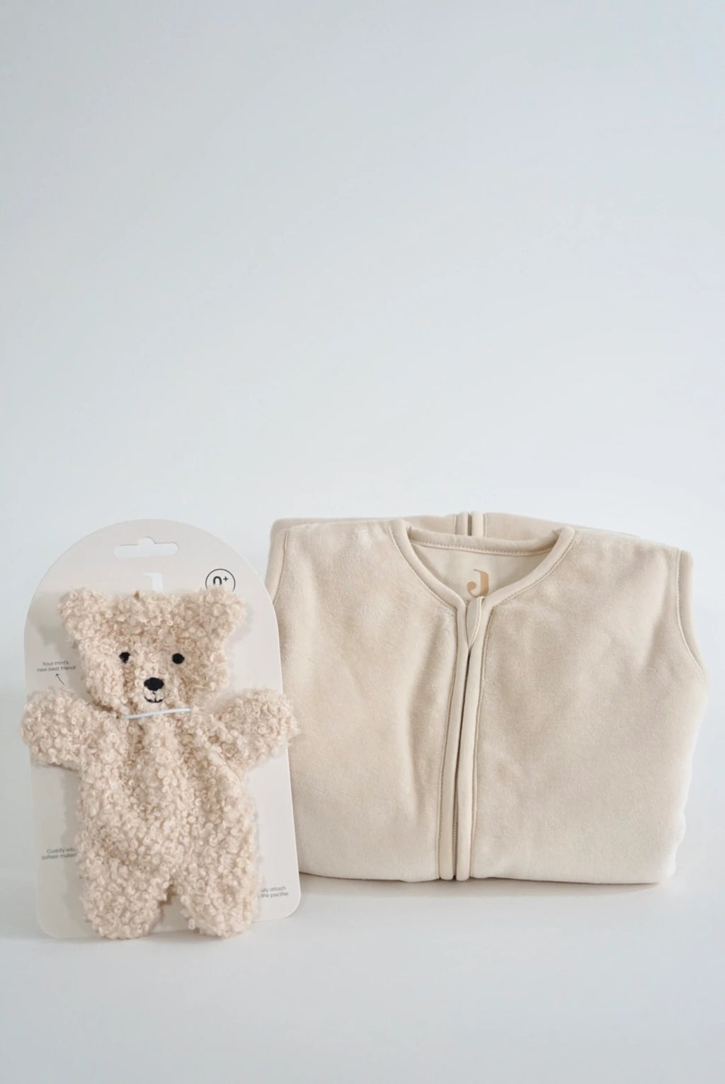 Eine schön Gestaltete Geschenkbox für Babys von swz-art, mit einem velvet Schlafsack in hell Cream 70cm sowie einem Schnuffeltuch Teddy Bear in Cream von Jollein.