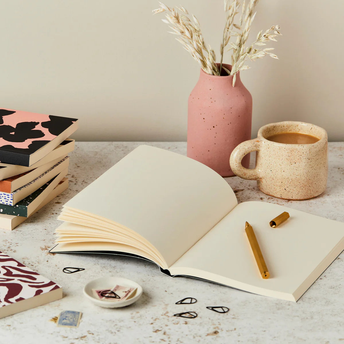 Unsere schönen Notizbücher von Ink & Bloom mit layflat Bindung perfekt zum mühelosen Aufschlagen und Schreiben. Das Notizbuch beinhaltet 208 cremefarbene Seiten und das Cover wird auf einer weichen Leinenprägung gedruckt und verfügt  über ein handgemaltes, abstraktes Muster.