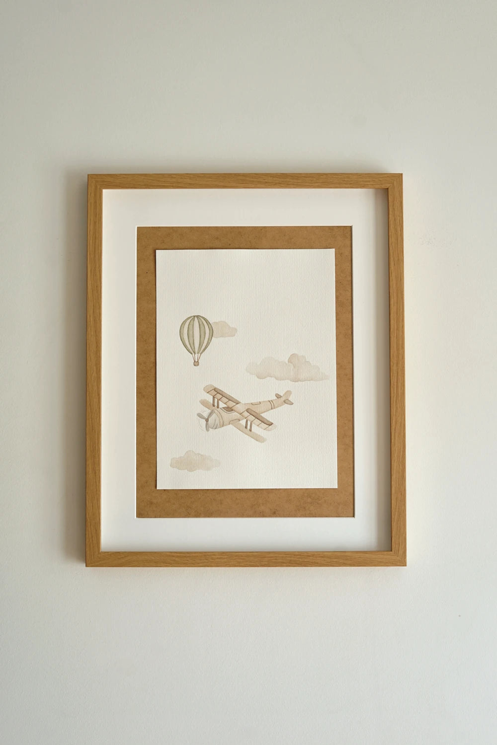 Selbstgemaltes Aquarellbild mit Flugzeug im Holzbilderrahmen