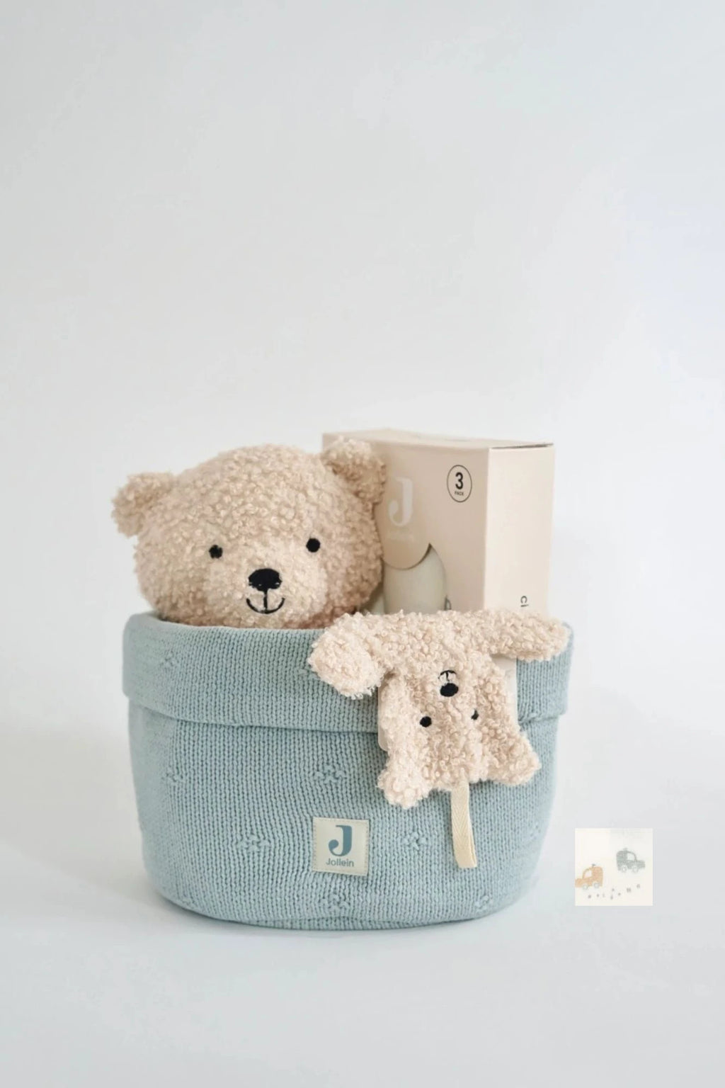 Eine schön Gestaltete Geschenkbox für Neugeborene von swz-art mit Korb in strickstoff, ein Cream Teddybear, Schmusetuch und Mulltuch mit automuster