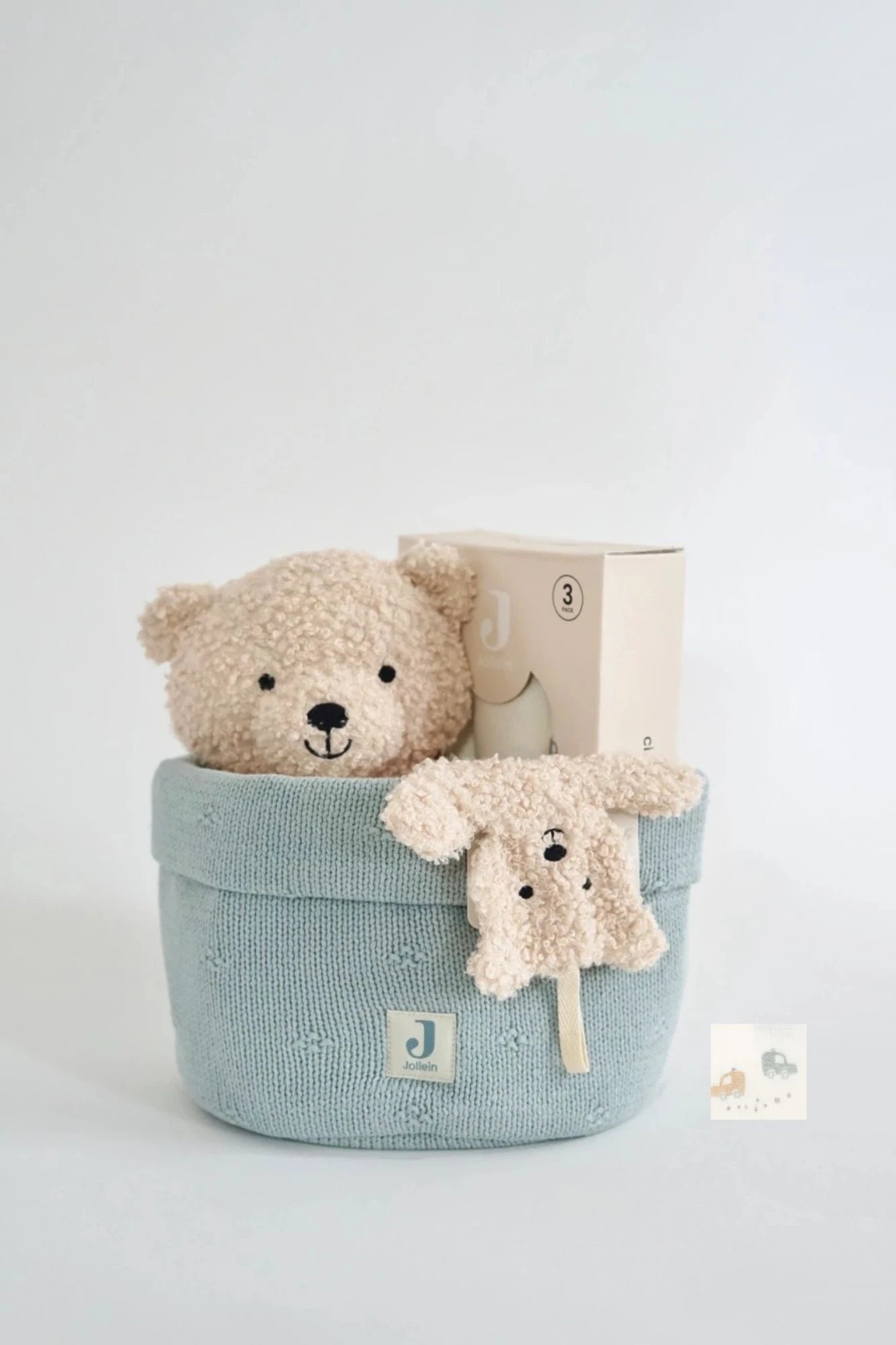 Eine schön Gestaltete Geschenkbox für Neugeborene von swz-art mit Korb in strickstoff, ein Cream Teddybear, Schmusetuch und Mulltuch mit automuster