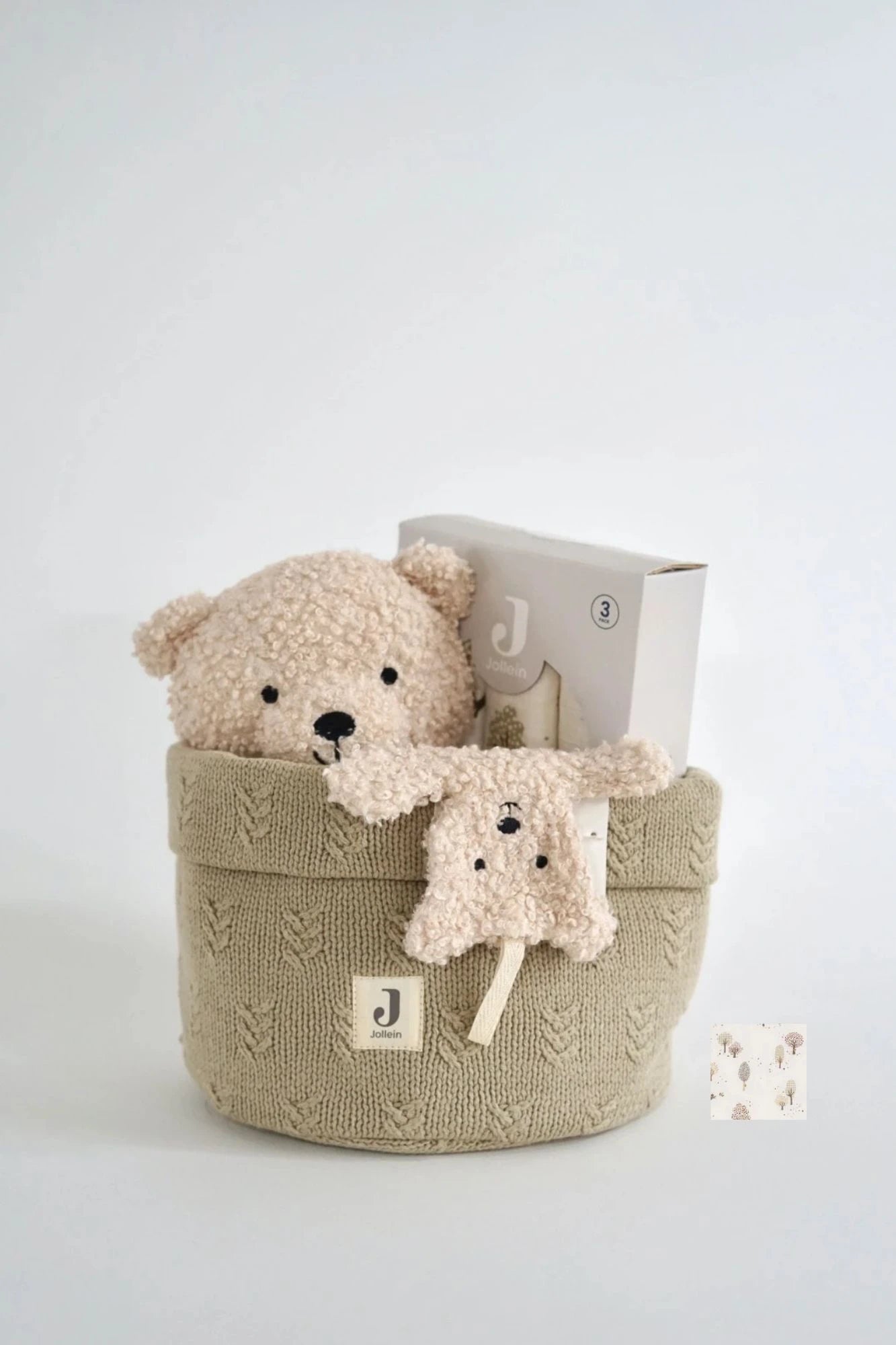 Eine schön Gestaltete Geschenkbox für Neugeborene von swz-art mit Korb in strickstoff, ein Cream Teddybear, Schmusetuch und Mulltuch mit tiny park muster