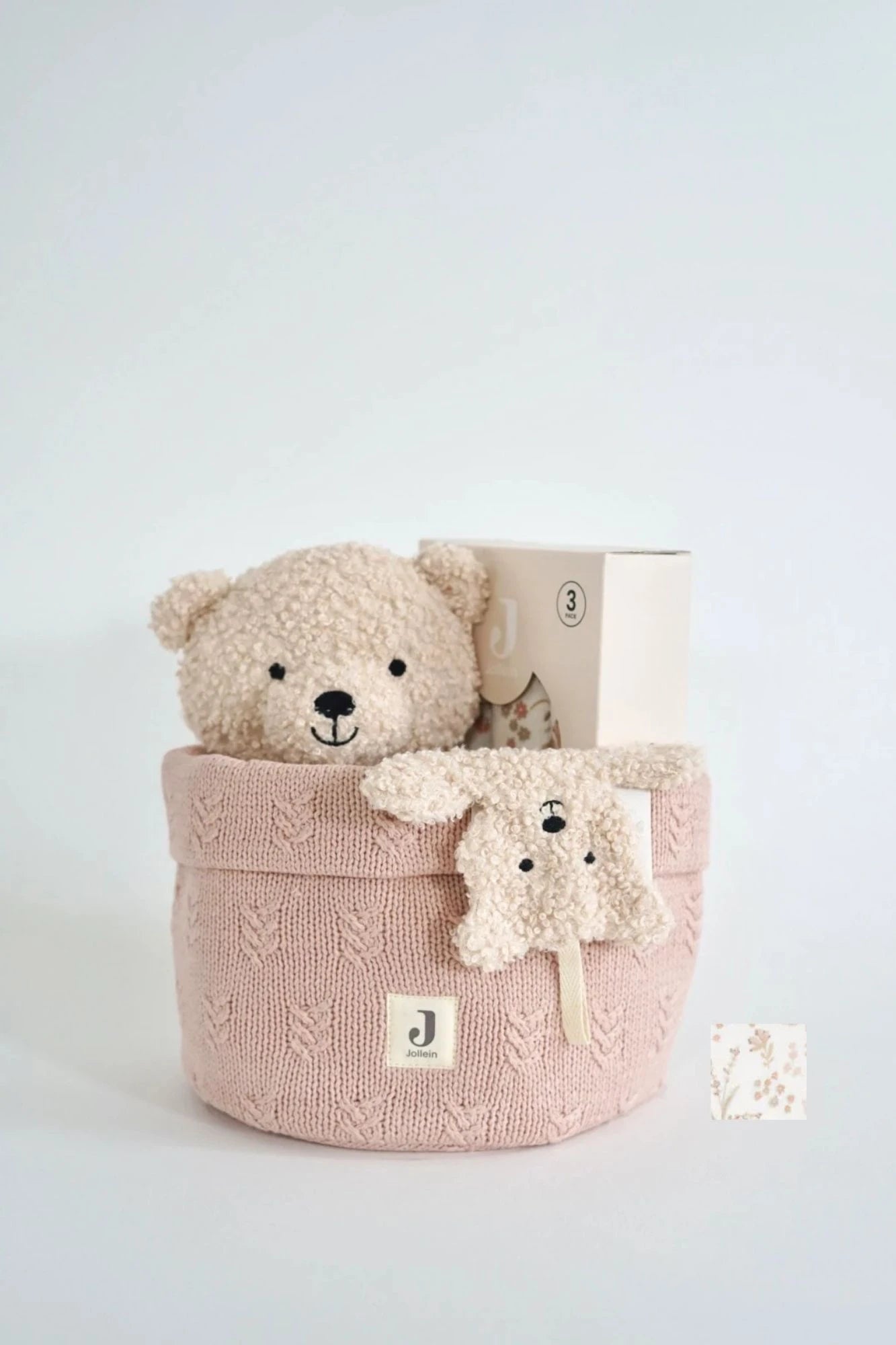 Eine schön Gestaltete Geschenkbox für Neugeborene von swz-art mit Korb in strickstoff, ein Cream Teddybear, Schmusetuch und Mulltuch mit blumenmuster