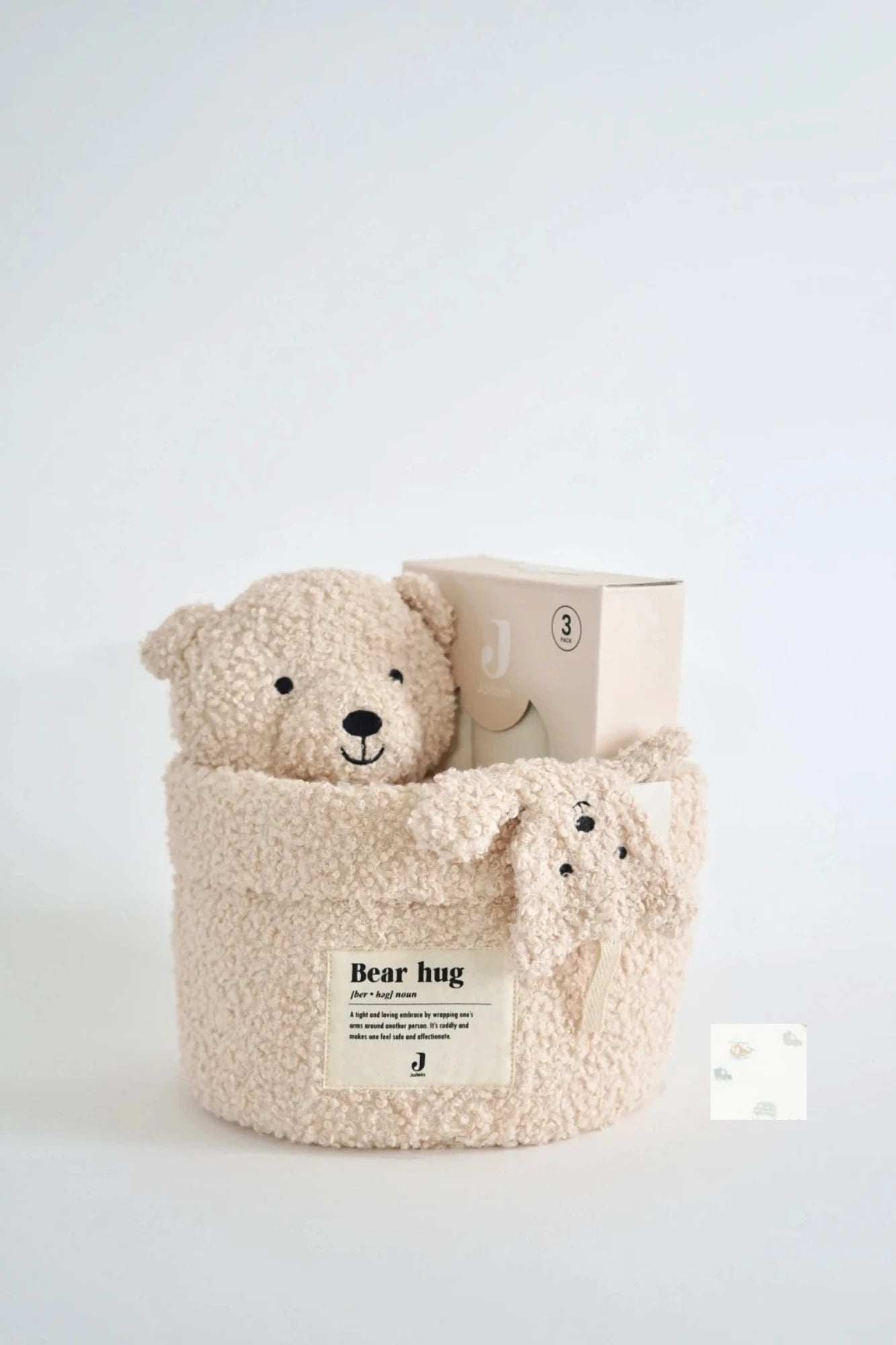 Eine schön Gestaltete Geschenkbox für Neugeborene von swz-art mit Korb in Teddystoff, Kapuzenhandtuch aus Frotteestoff, Schmusetuch und Mulltuch mit Auto