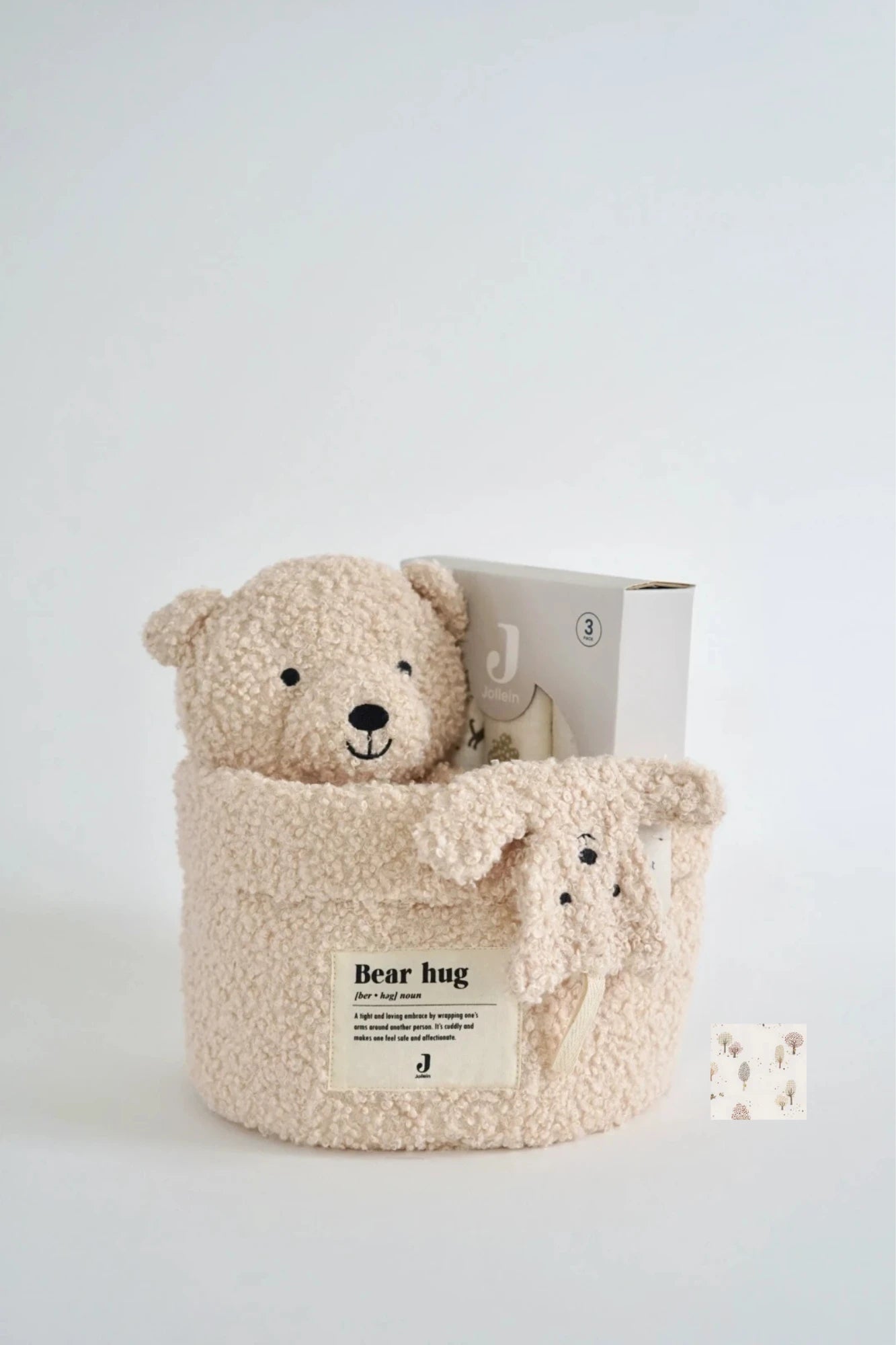 Eine schön Gestaltete Geschenkbox für Neugeborene von swz-art mit Korb in Teddystoff, Kapuzenhandtuch aus Frotteestoff, Schmusetuch und Mulltuch mit tiny park Muster