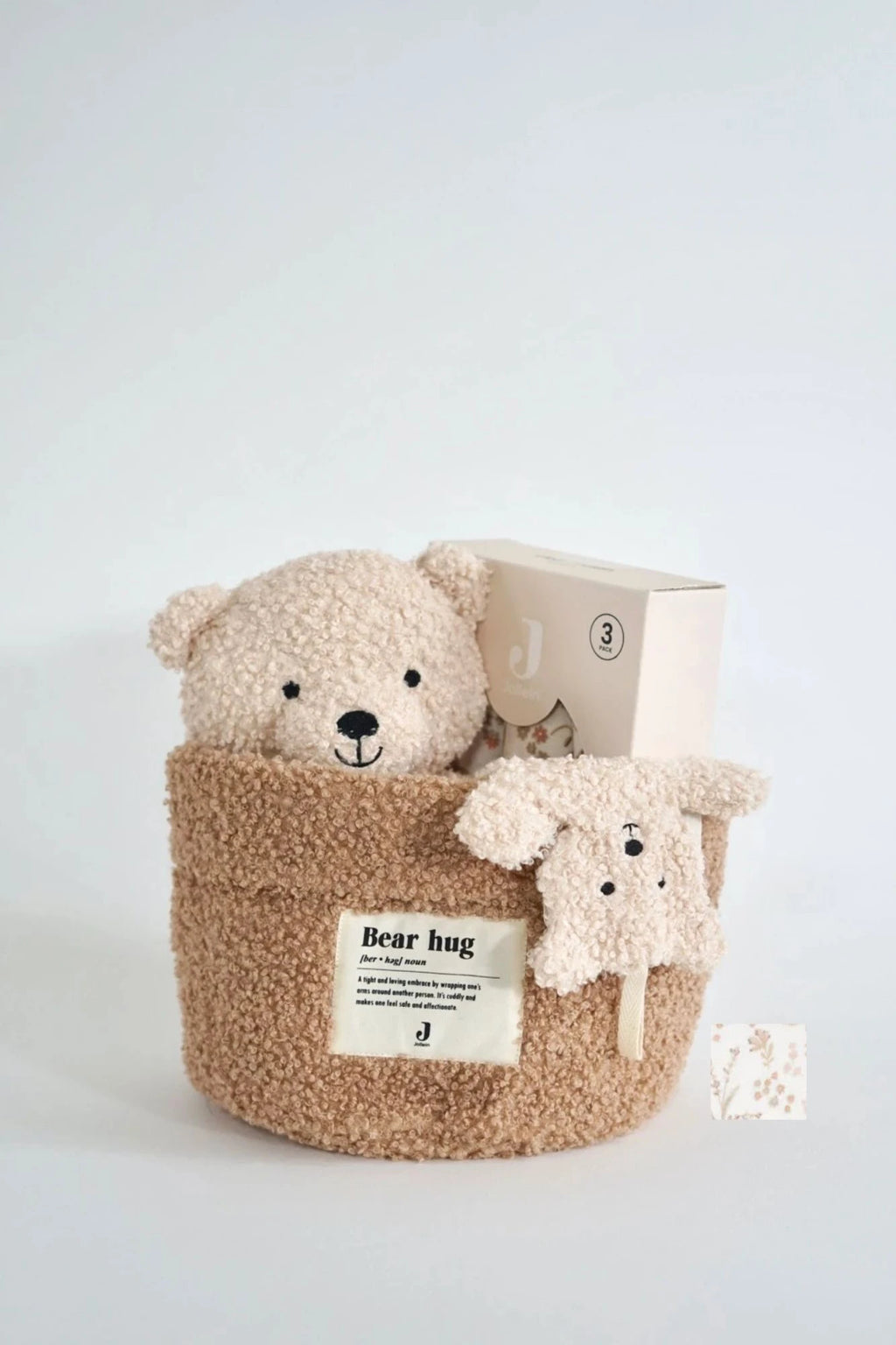 Eine schön Gestaltete Geschenkbox für Neugeborene von swz-art mit Korb in Teddystoff, Kapuzenhandtuch aus Frotteestoff, Schmusetuch und Mulltuch mit blumenmuster