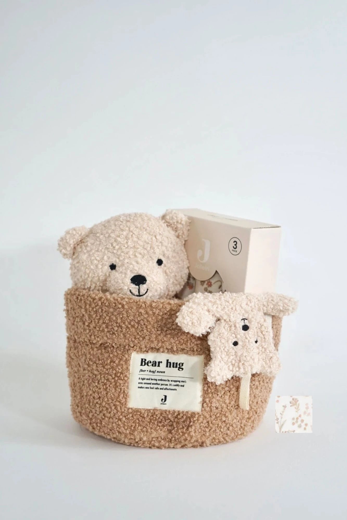 Eine schön Gestaltete Geschenkbox für Neugeborene von swz-art mit Korb in Teddystoff, Kapuzenhandtuch aus Frotteestoff, Schmusetuch und Mulltuch mit blumenmuster