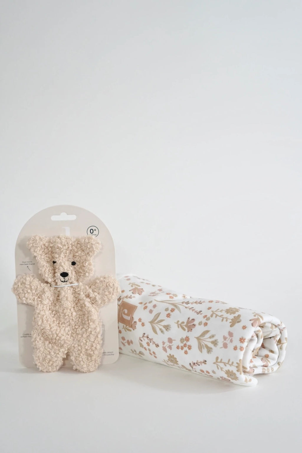 Eine schön Gestaltete Geschenkbox für Babys von swz-art mit einer Jersey Decke in weiß mit verschiedenen Blumen darauf von Jollein. Dazu noch ein Schnuffeltuch Teddy Bear.