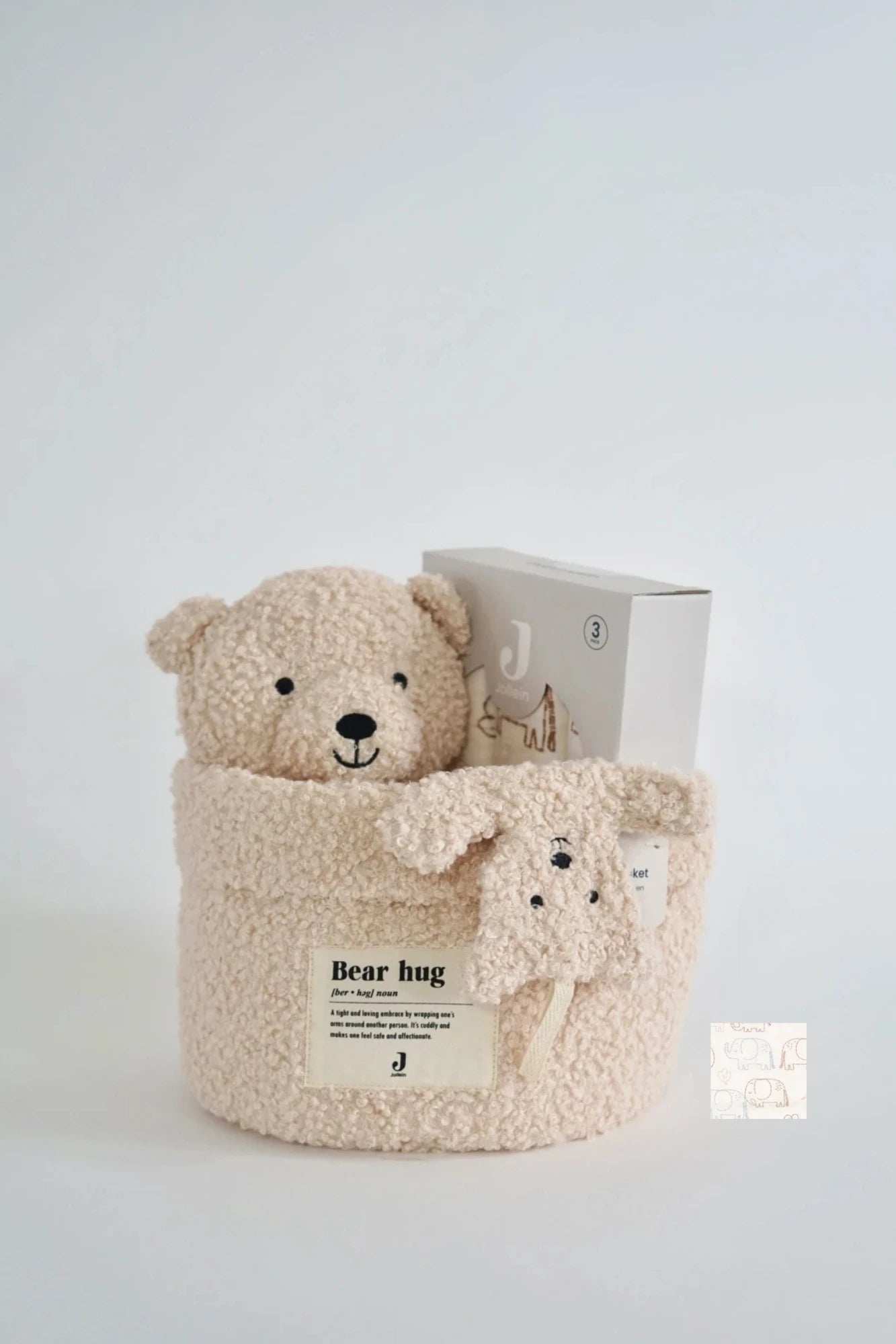Eine schön Gestaltete Geschenkbox für Neugeborene von swz-art mit Korb in Teddystoff, Kapuzenhandtuch aus Frotteestoff, Schmusetuch und Mulltuch mit Elefantenmuster