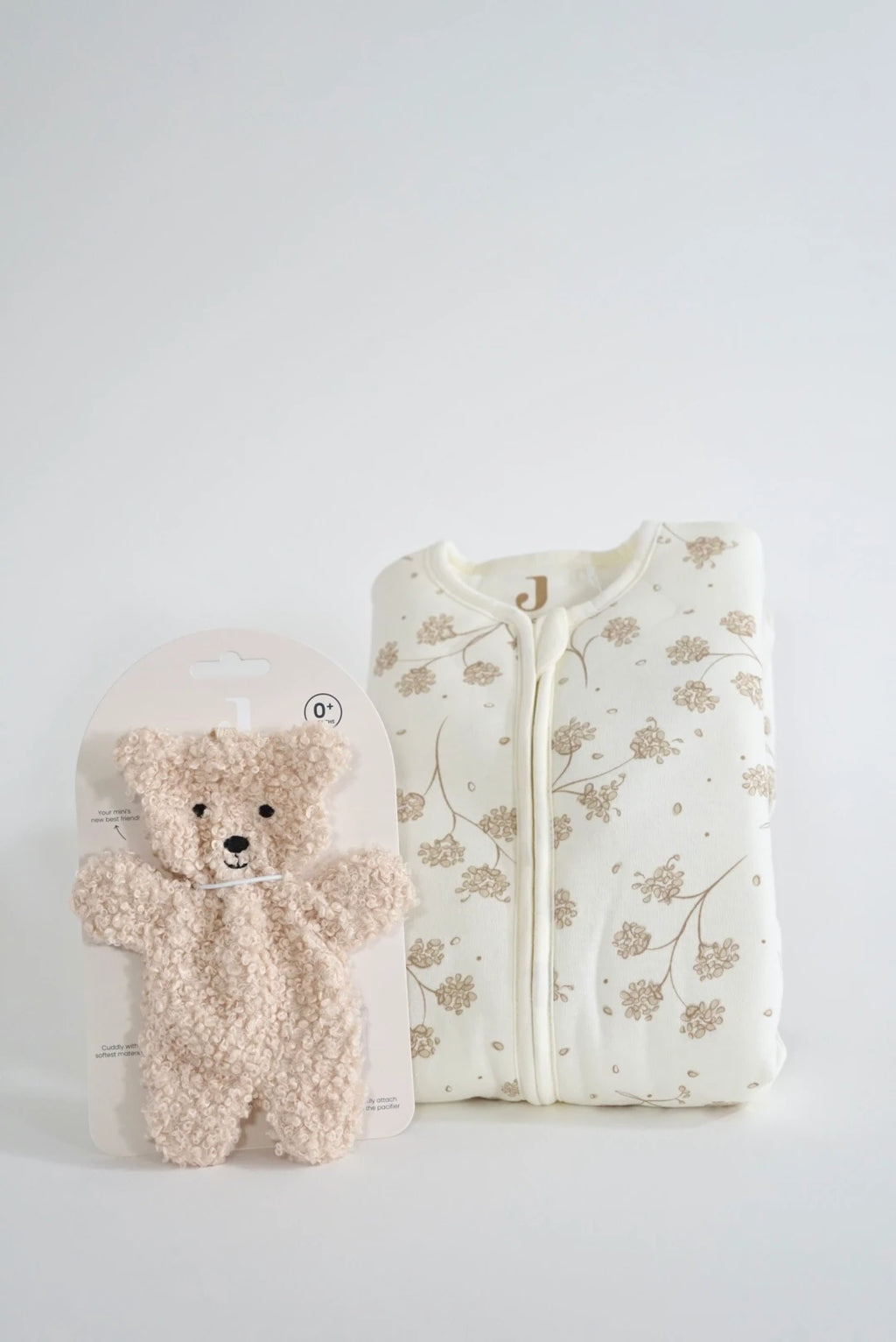 Eine schön Gestaltete Geschenkbox für Babys von swz-art, mit einem Jersey Schlafsack in hell Cream mit Blumen Muster in Braun 70cm, Schlafsack mit abnehmbaren Ärmeln, sowie einem Schnuffeltuch Teddy Bear in Cream von Jollein.