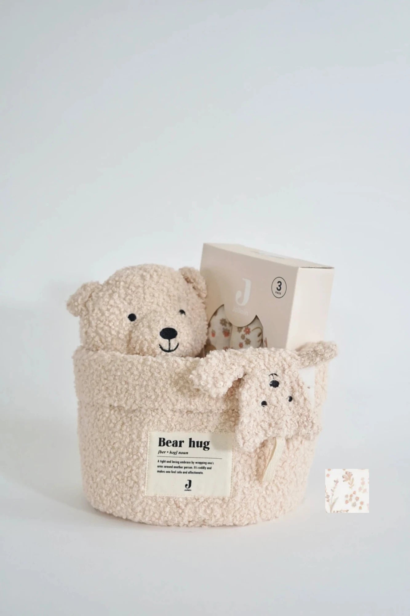 Eine schön Gestaltete Geschenkbox für Neugeborene von swz-art mit Korb in Teddystoff, Kapuzenhandtuch aus Frotteestoff, Schmusetuch und Mulltuch mit Blumenmuster