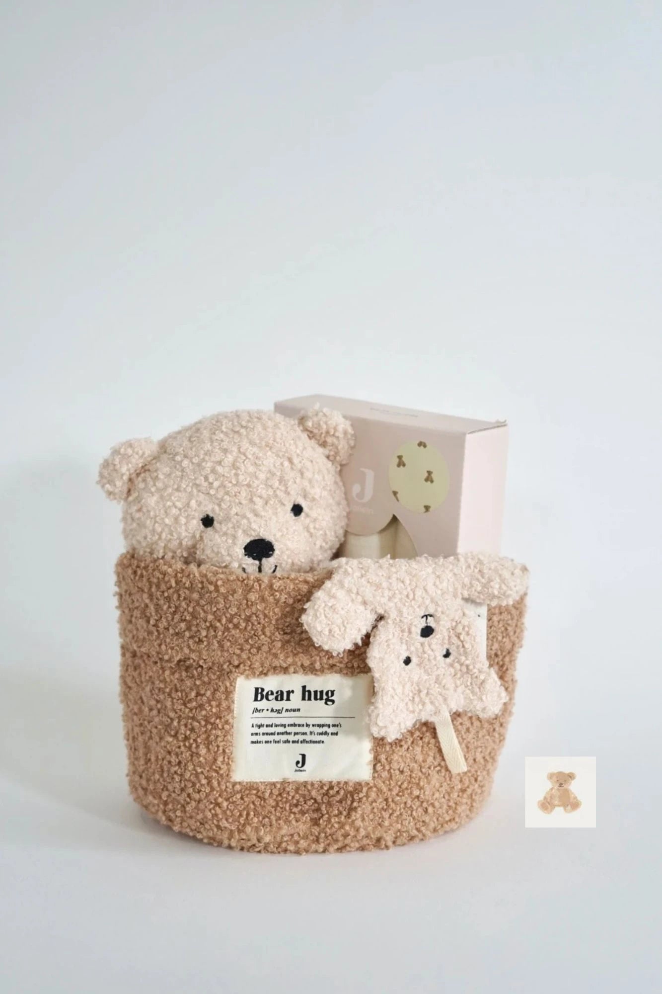 Eine schön Gestaltete Geschenkbox für Neugeborene von swz-art mit Korb in Teddystoff, Kapuzenhandtuch aus Frotteestoff, Schmusetuch und Mulltuch mit Teddymuster