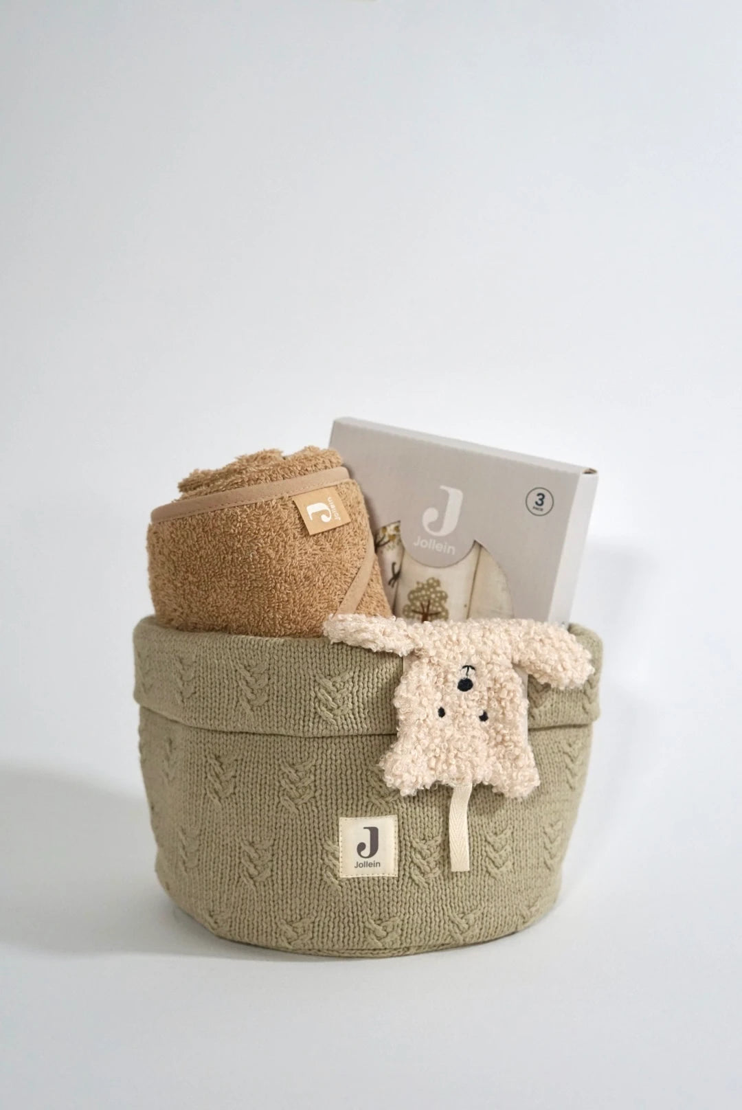 Eine schön Gestaltete Eltern Geschenkbox zur Geburt von swz-art mit Korb in grünem Strick, Kapuzenhandtuch aus Frotteestoff in Braun, Schmusetuch und Spucktuch im Tiny-Park Design
