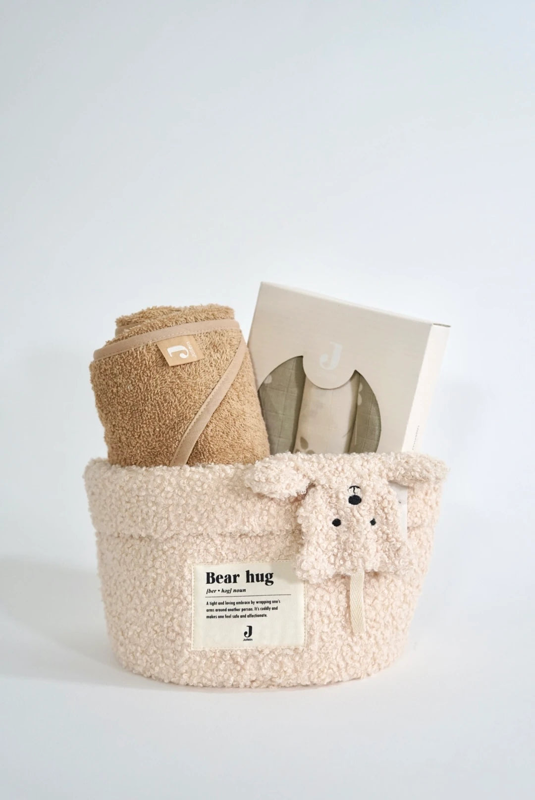 Eine schön Gestaltete Eltern Geschenkbox zur Geburt von swz-art mit Korb in Teddystoff, Kapuzenhandtuch aus Frotteestoff in Braun, Schmusetuch und Mulltuch mit Eukalyptusmuster