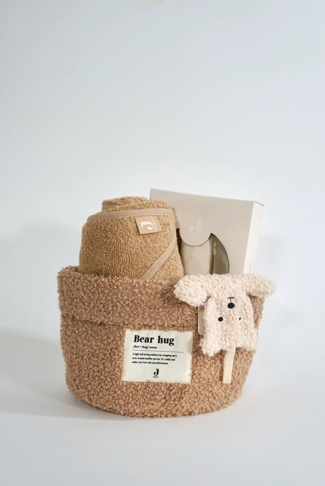 Eine geschenkbox für werdende eltern in Teddy Style. Ein Teddy Pflegekorb mit einem Kapuzenhandtuch aus Frottee Stoff, ein 3er Set Mulltücher (Grüner Eukalyptus Aufdruck)und ein Schmusetuch Teddy Bear. In drei verschiedenen Größen erhältlich.