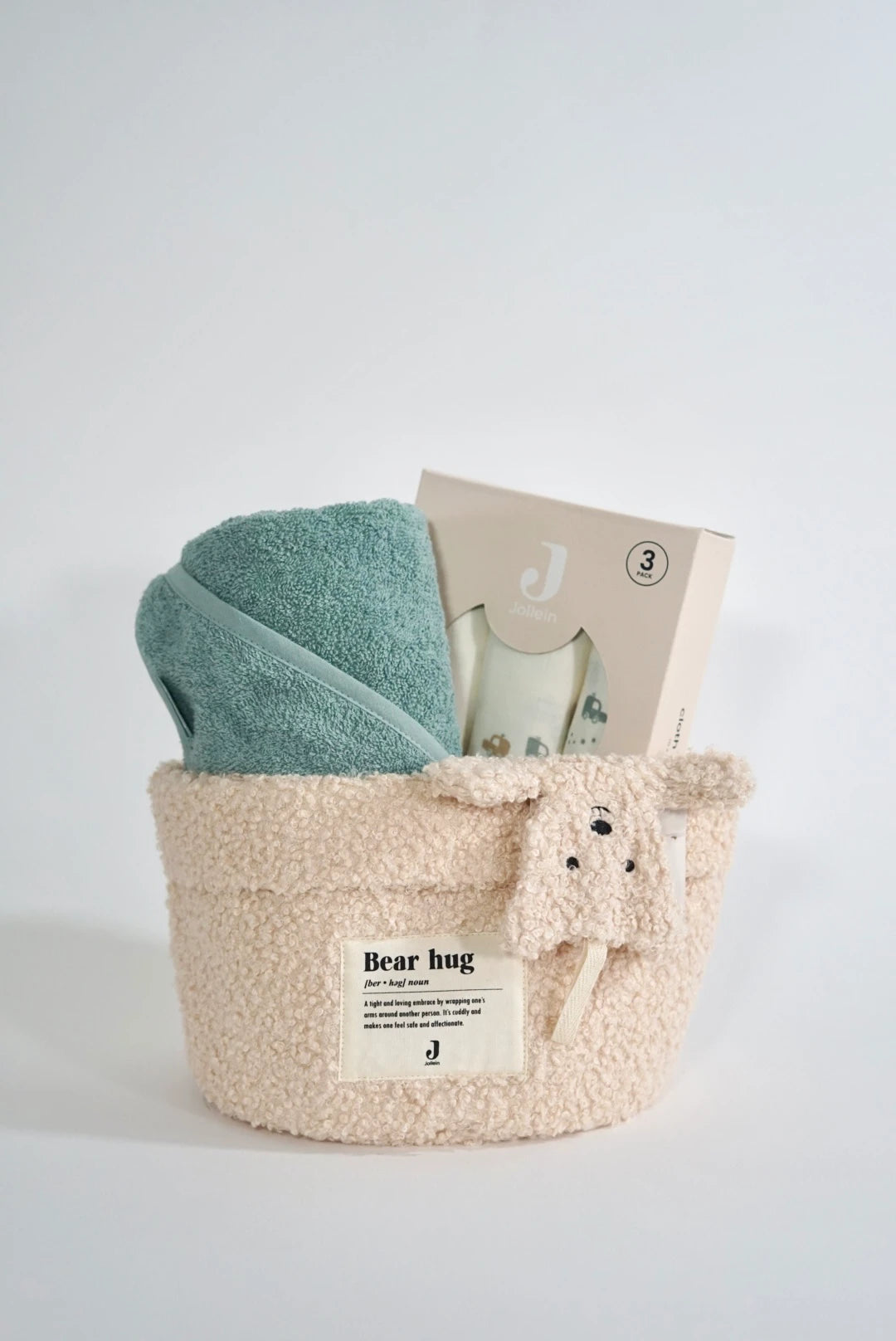 Eine schön Gestaltete Geschenkbox für werdende Eltern von swz-art mit Korb in Teddystoff, Kapuzenhandtuch aus Frotteestoff in Blau, Schmusetuch und Mulltuch mit Auto Motiven.