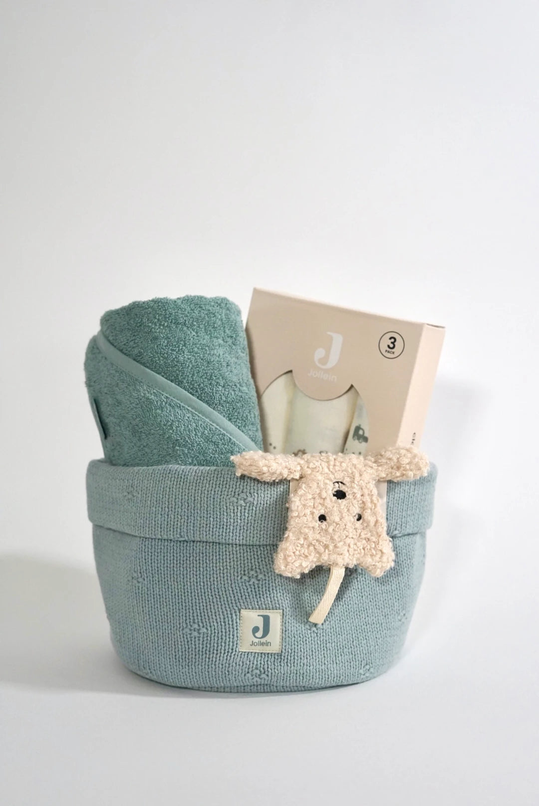 Eine schön Gestaltete Geschenkbox für werdende Eltern von swz-art mit Korb in blauem Strick, Kapuzenhandtuch aus Frotteestoff, Schmusetuch und Mulltuch mit Auto Motiven