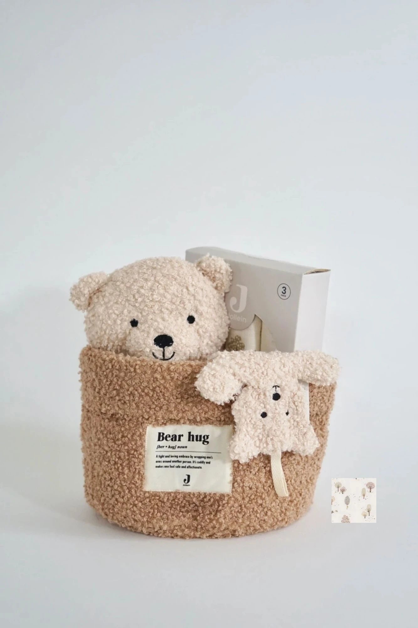 Eine schön Gestaltete Geschenkbox für Neugeborene von swz-art mit Korb in Teddystoff, Kapuzenhandtuch aus Frotteestoff, Schmusetuch und Mulltuch mit Tiny Park Muster