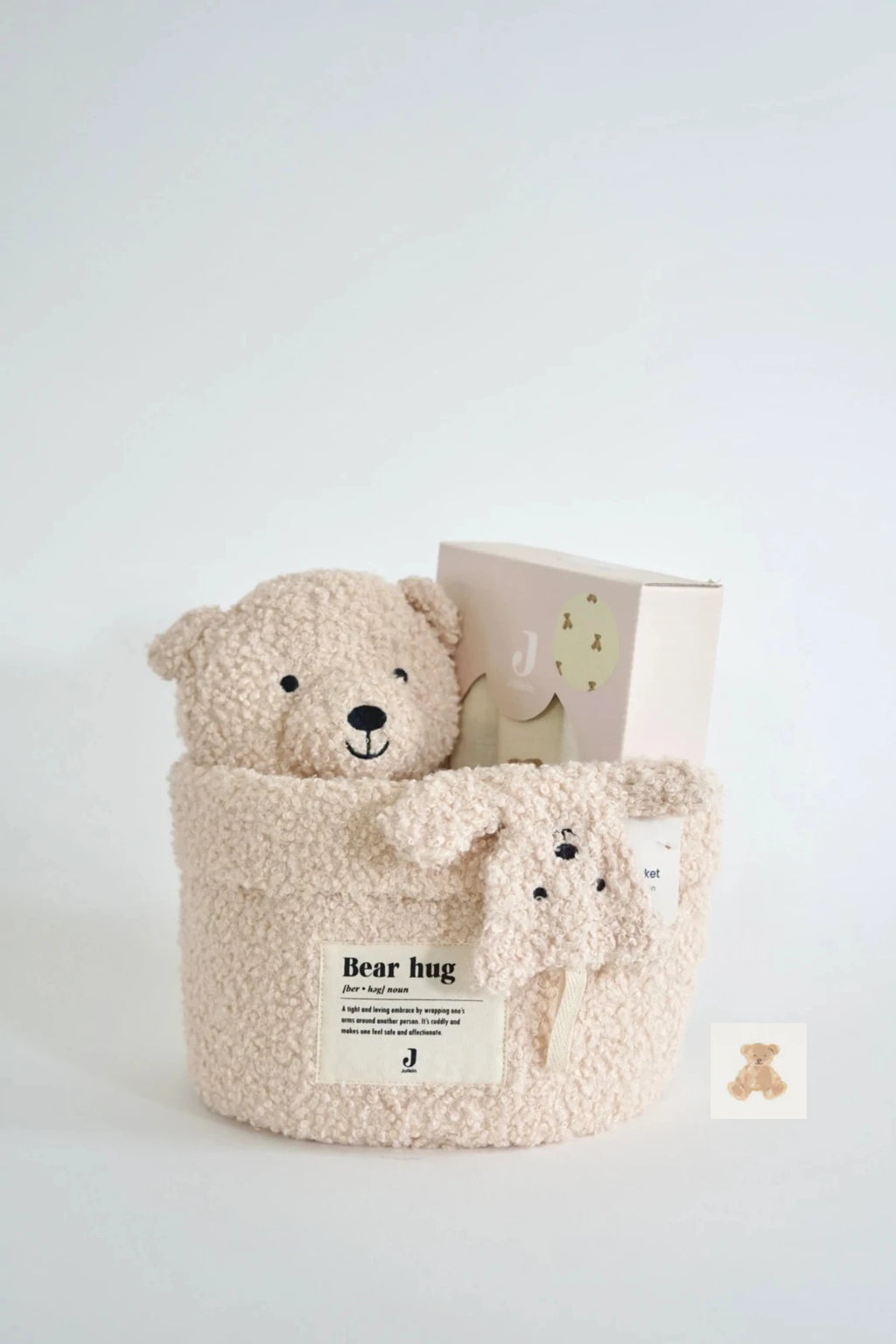Eine schön Gestaltete Geschenkbox für werdende eltern von swz-art mit Korb in hellem Teddystoff, Teddybär, Schmusetuch und Mulltuch mit Teddymuster