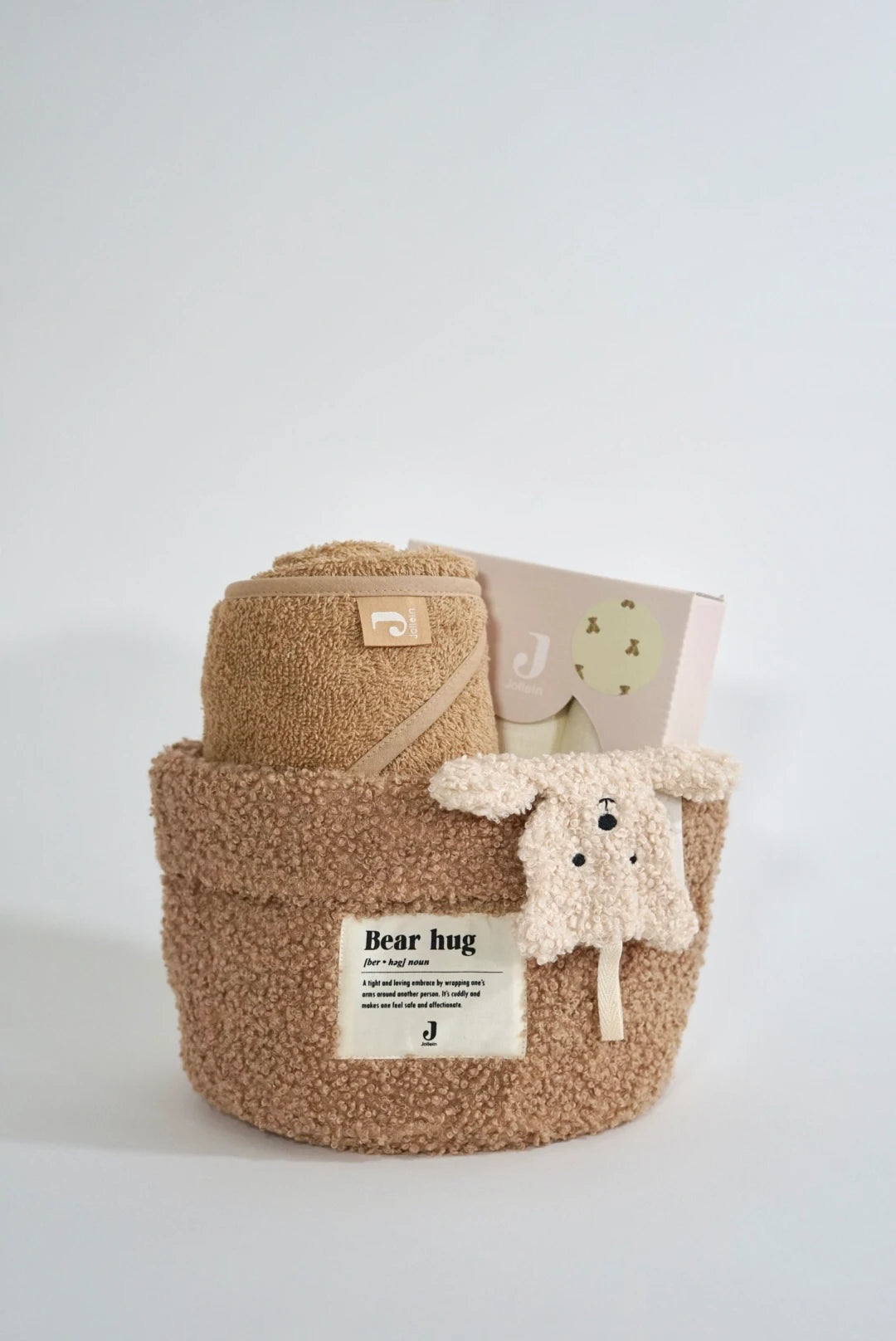 Eine geschenkbox für werdende eltern in Teddy Style. Ein Teddy Pflegekorb mit einem Kapuzenhandtuch aus Frottee Stoff, ein 3er Set Mulltücher (Teddy Bear Aufdruck) und ein Schmusetuch Teddy Bear. In drei verschiedenen Größen erhältlich.