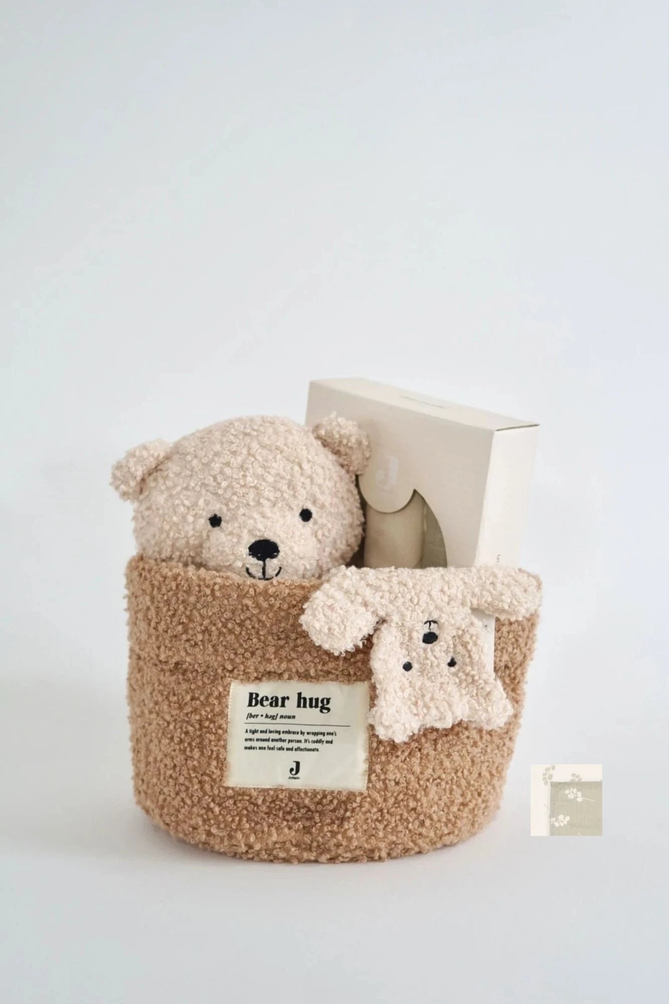 Eine schön Gestaltete Geschenkbox für Neugeborene von swz-art mit Korb in Teddystoff, Kapuzenhandtuch aus Frotteestoff, Schmusetuch und Mulltuch mit Eucalyptusmuster