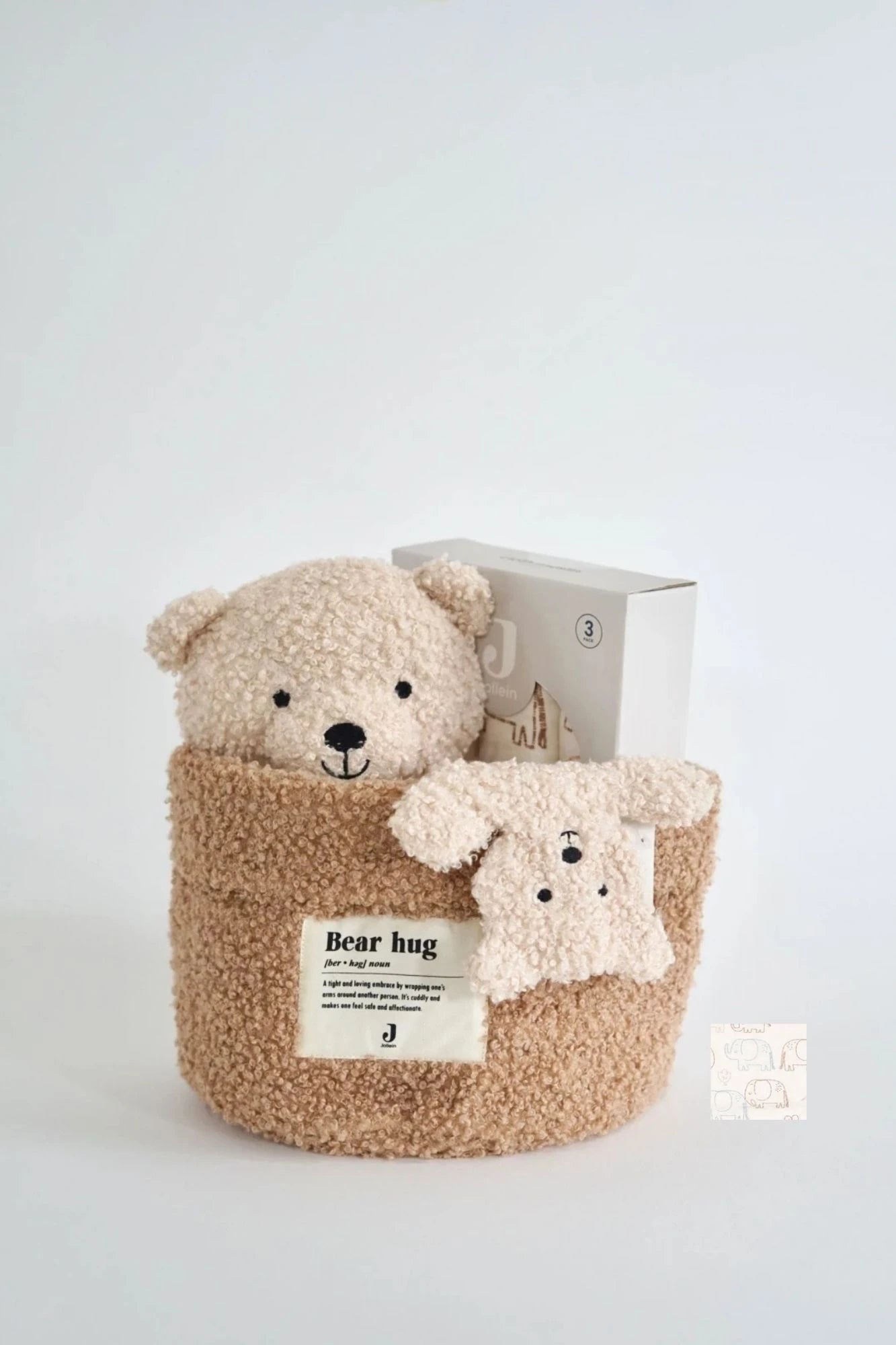 Eine schön Gestaltete Geschenkbox für Neugeborene von swz-art mit Korb in Teddystoff, Kapuzenhandtuch aus Frotteestoff, Schmusetuch und Mulltuch mit Elefantenmuster