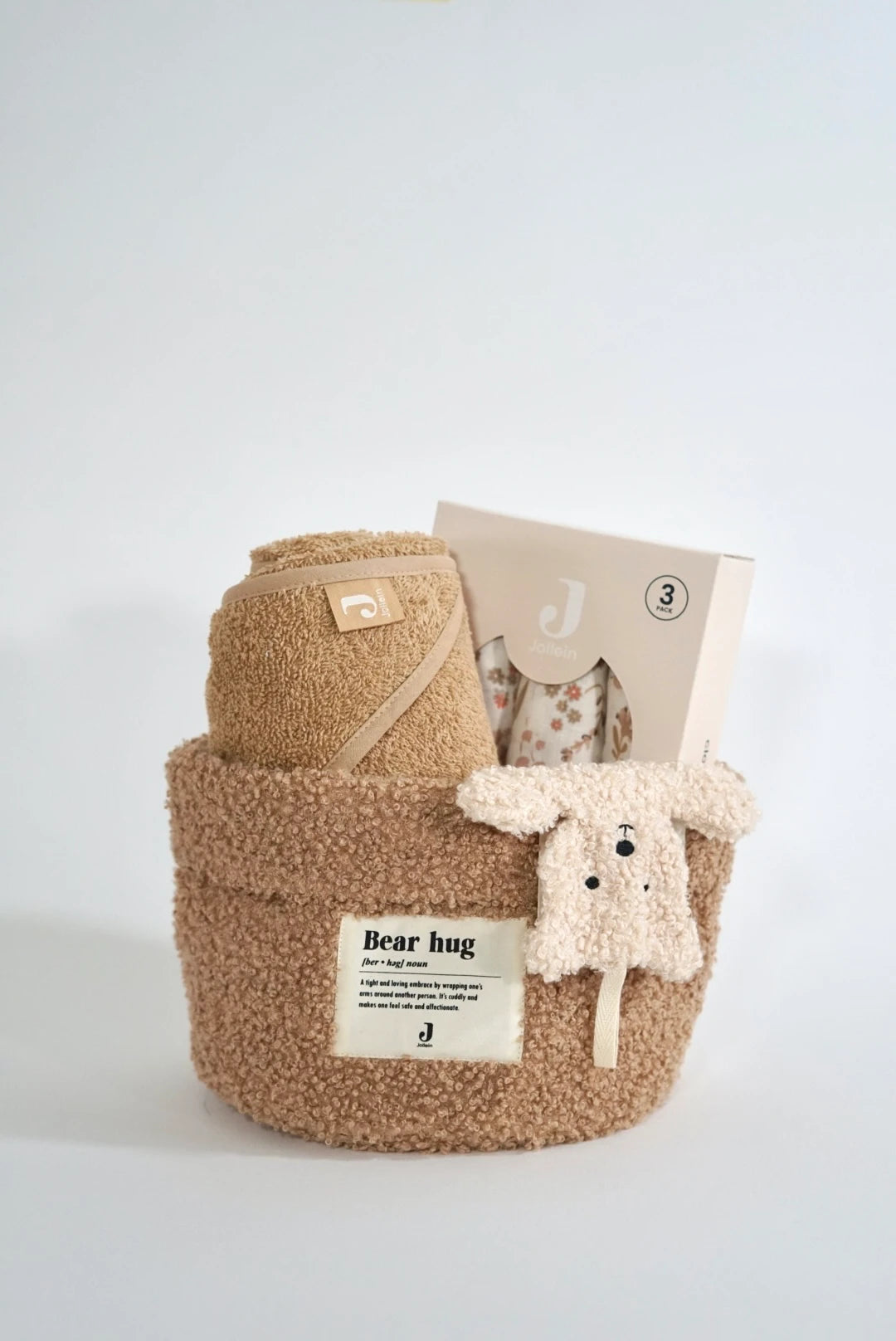 Eine geschenkbox für werdende eltern in Teddy Style. Ein Teddy Pflegekorb mit einem Kapuzenhandtuch aus Frottee Stoff, ein 3er Set Mulltücher (mit Blumen Aufdruck in rosa beige)und ein Schmusetuch Teddy Bear. In drei verschiedenen Größen erhältlich.