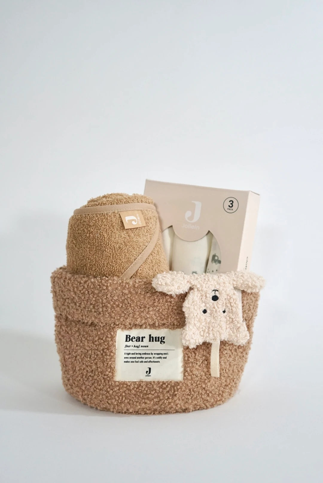 Eine schön Gestaltete swz-art Geschenkbox für Neugeborene von  mit Korb in Teddystoff in Braun, Kapuzenhandtuch aus Frotteestoff, Schmusetuch und Mulltuch mit Automuster