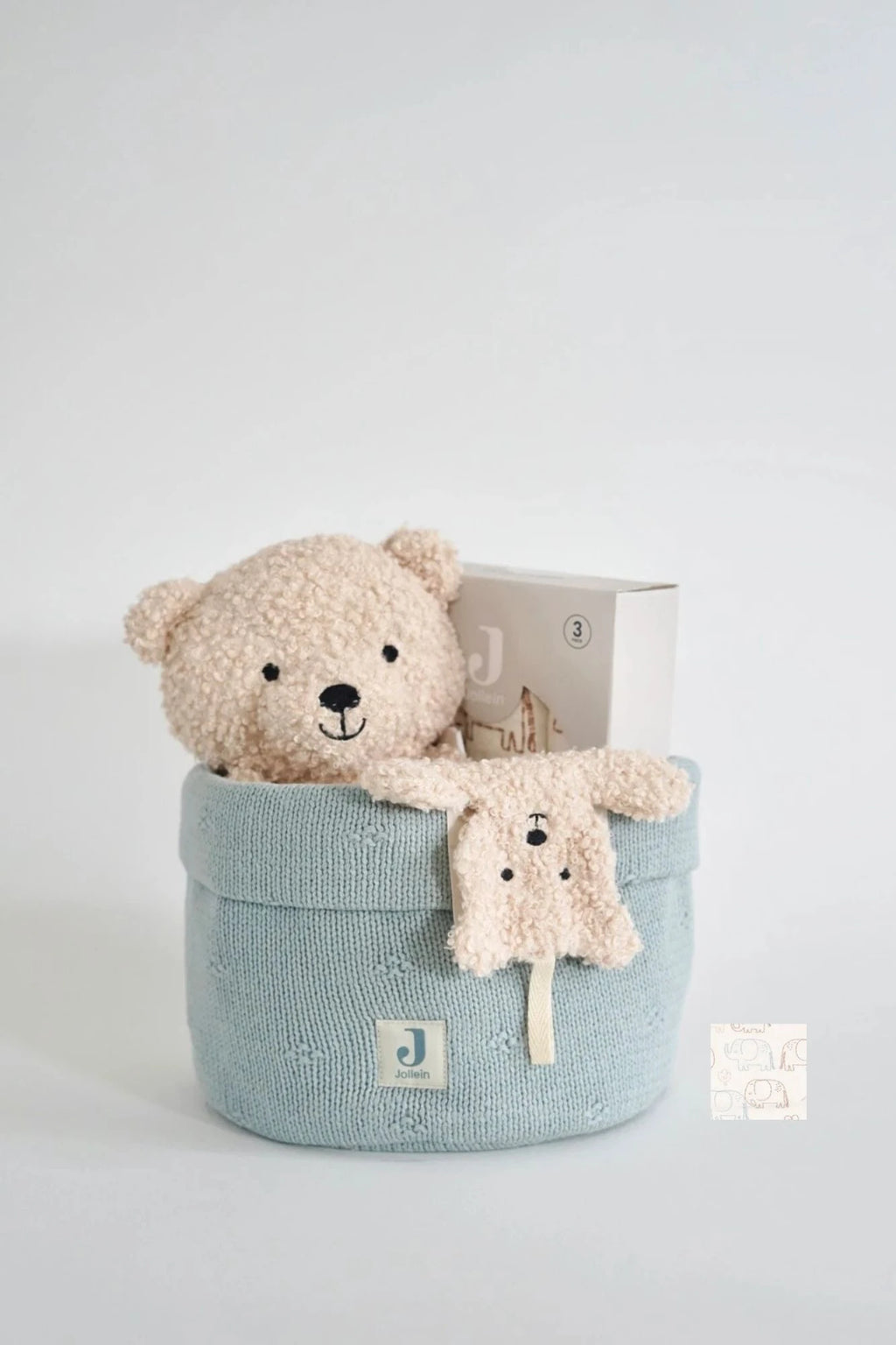Eine schön Gestaltete Geschenkbox für Neugeborene von swz-art mit Korb in strickstoff, ein Cream Teddybear, Schmusetuch und Mulltuch mit elefantenmuster