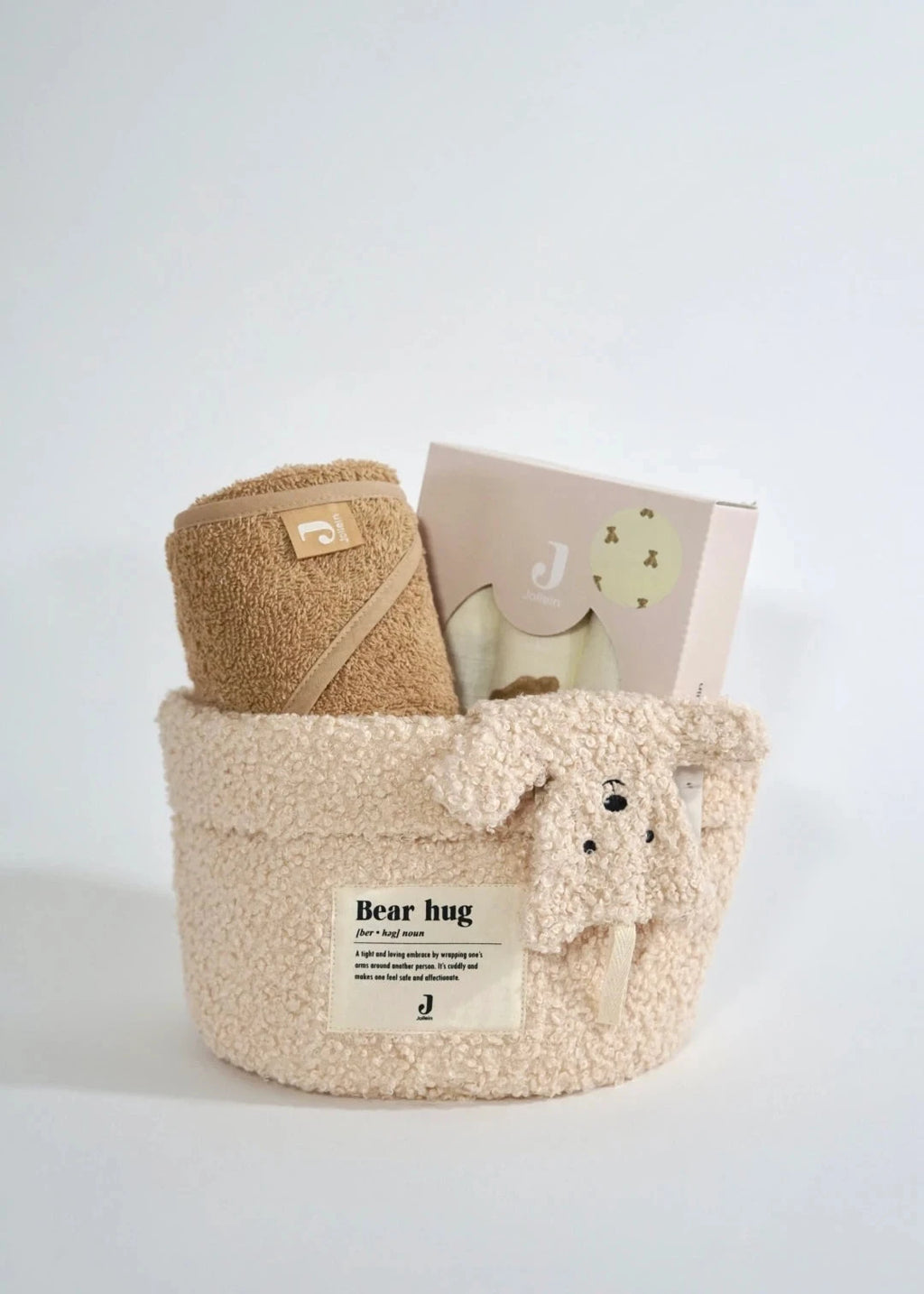 Eine schön Gestaltete Geschenkbox für Neugeborene von swz-art mit Korb in Teddystoff, Kapuzenhandtuch aus Frotteestoff, Schmusetuch und Mulltuch mit Teddymuster