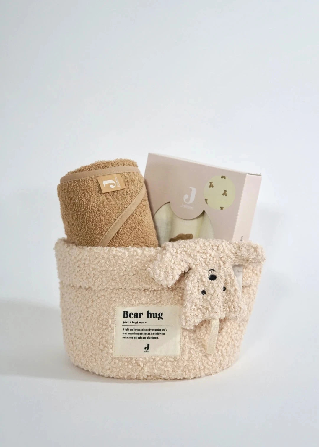 Eine schön Gestaltete Geschenkbox für Neugeborene von swz-art mit Korb in Teddystoff, Kapuzenhandtuch aus Frotteestoff, Schmusetuch und Mulltuch mit Teddymuster