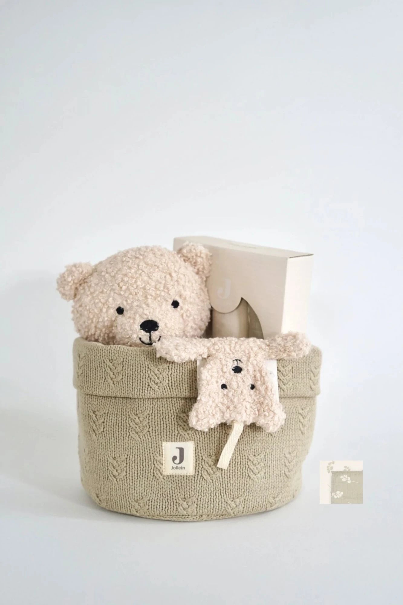 Eine schön Gestaltete Geschenkbox für Neugeborene von swz-art mit Korb in strickstoff, ein Cream Teddybear, Schmusetuch und Mulltuch mit eucalyptusmuster