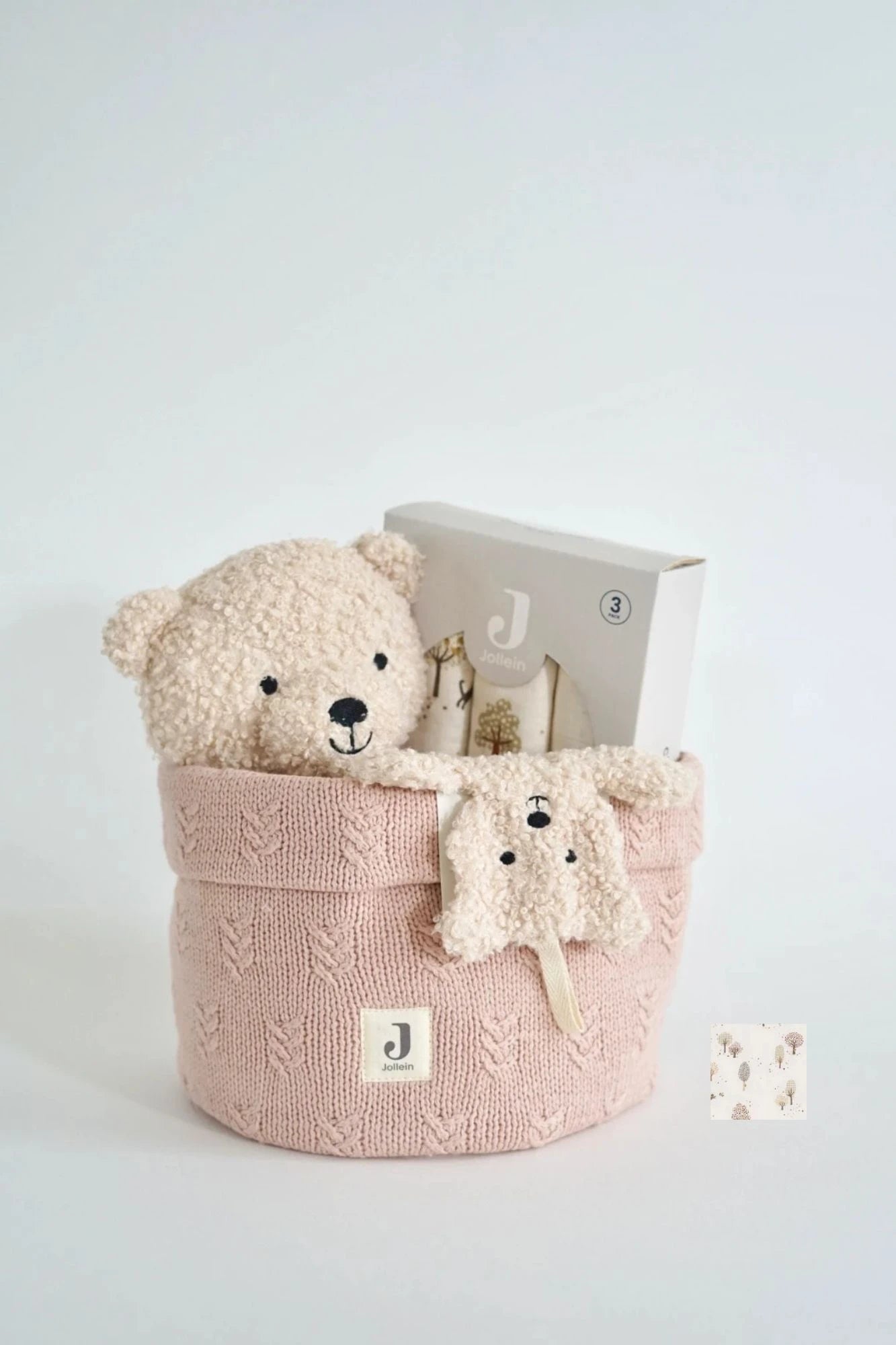 Eine schön Gestaltete Geschenkbox für Neugeborene von swz-art mit Korb in strickstoff, ein Cream Teddybear, Schmusetuch und Mulltuch mit tiny park muster