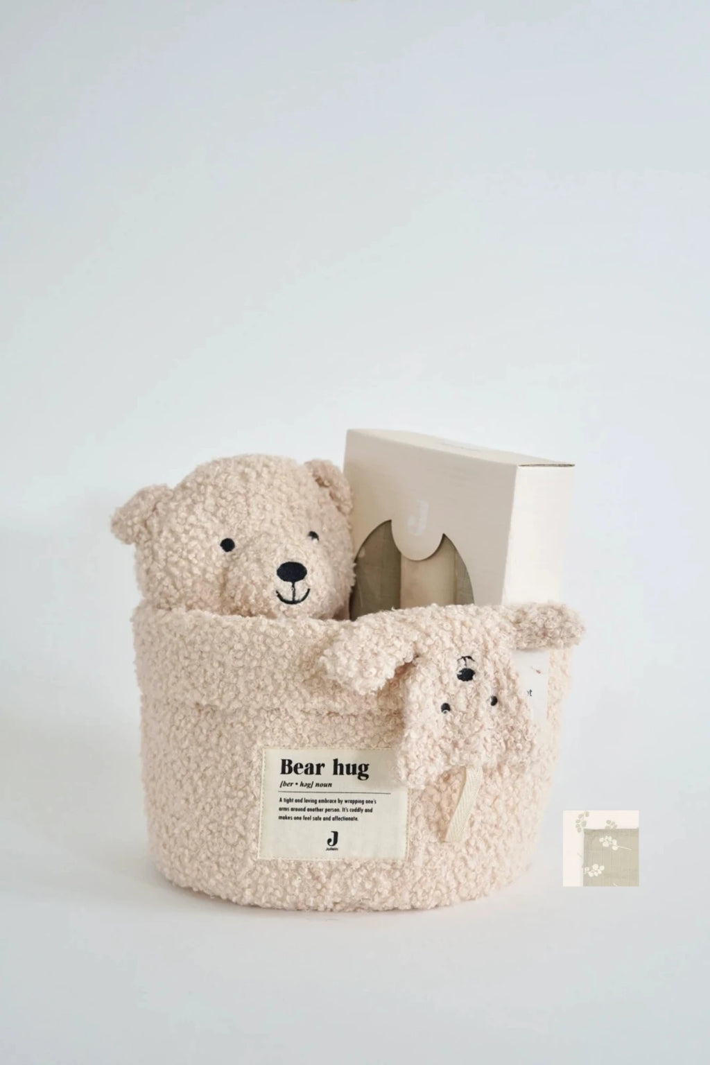 Eine schön Gestaltete Geschenkbox für Neugeborene von swz-art mit Korb in Teddystoff in Beige, Teddybär, Schmusetuch und Mulltuch mit Eukalyptusmuster