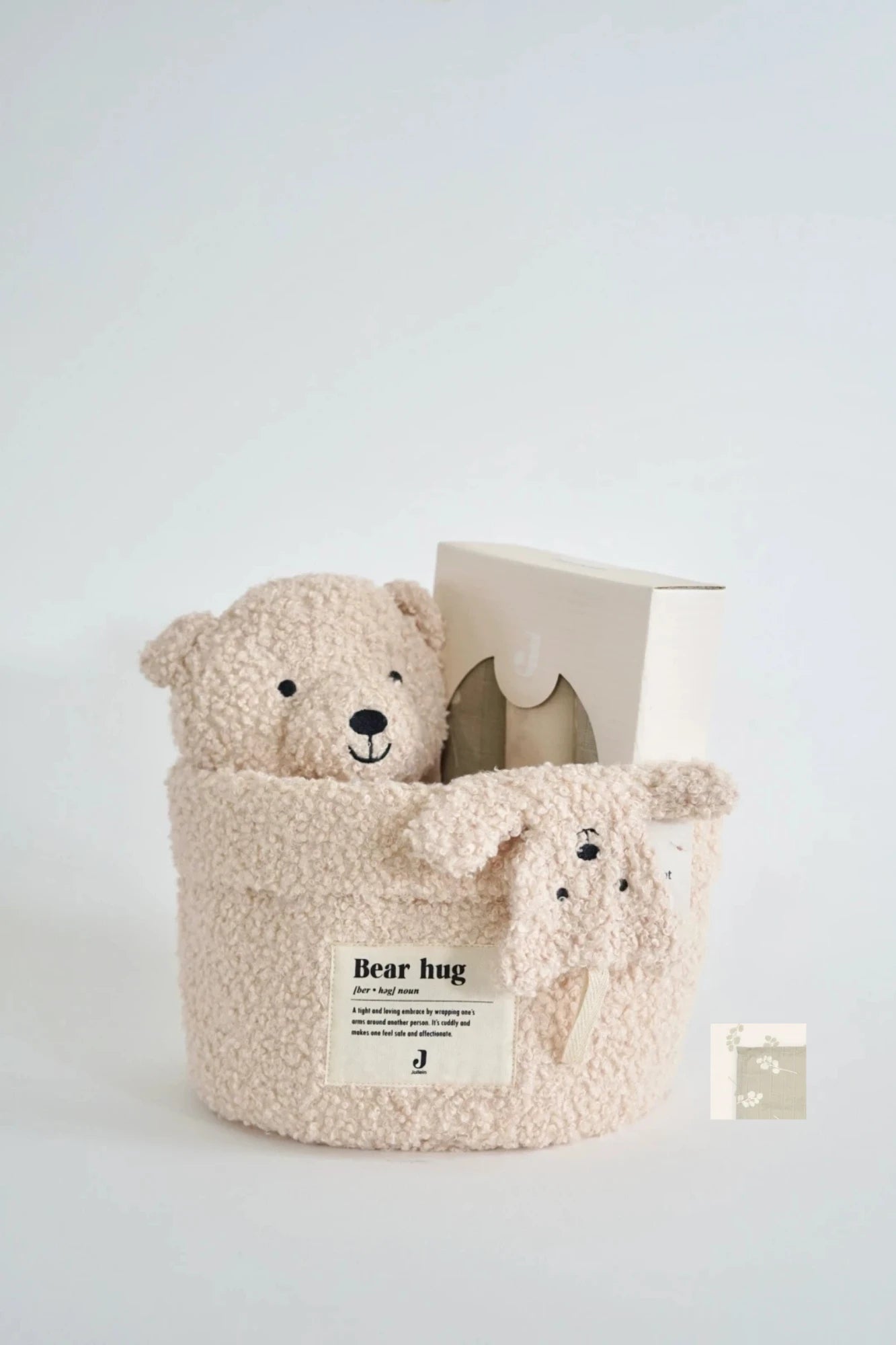 Eine schön Gestaltete Geschenkbox für Neugeborene von swz-art mit Korb in Teddystoff in Beige, Teddybär, Schmusetuch und Mulltuch mit Eukalyptusmuster