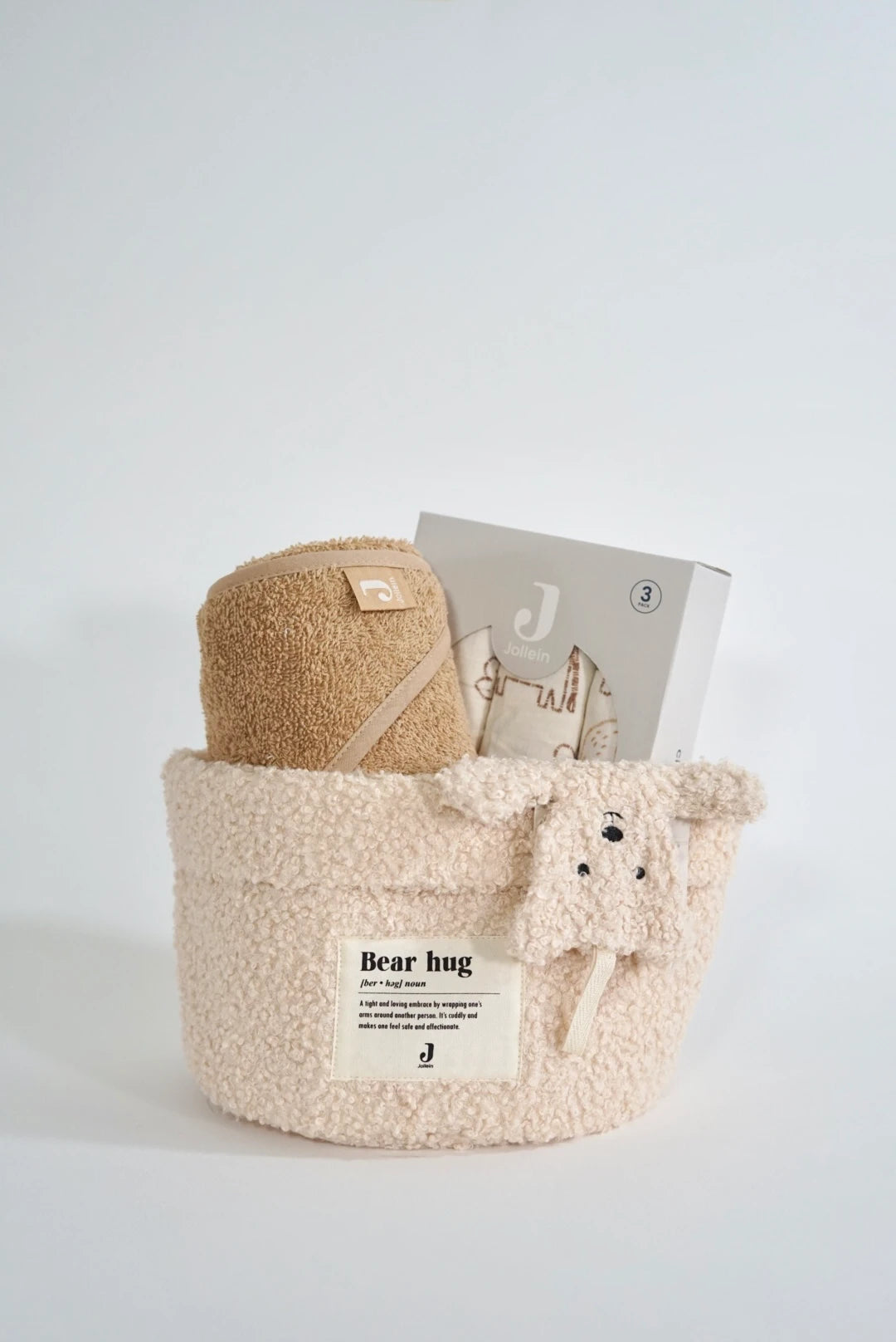 Eine schön Gestaltete Geschenkbox für Neugeborene von swz-art mit Korb in Teddystoff, Kapuzenhandtuch aus Frotteestoff in Braun, Schmusetuch und Mulltuch mit Elefantenmuster