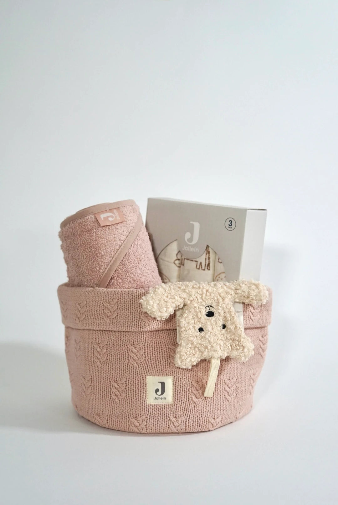 Eine geschenkbox für werdende eltern in rosa Style. Ein rosa Strick Pflegekorb mit einem rosa Kapuzenhandtuch aus Frottee Stoff, ein 3er Set Mulltücher (mit süßem schlichten Elefanten Aufdruck) und ein Schmusetuch Teddy Bear.