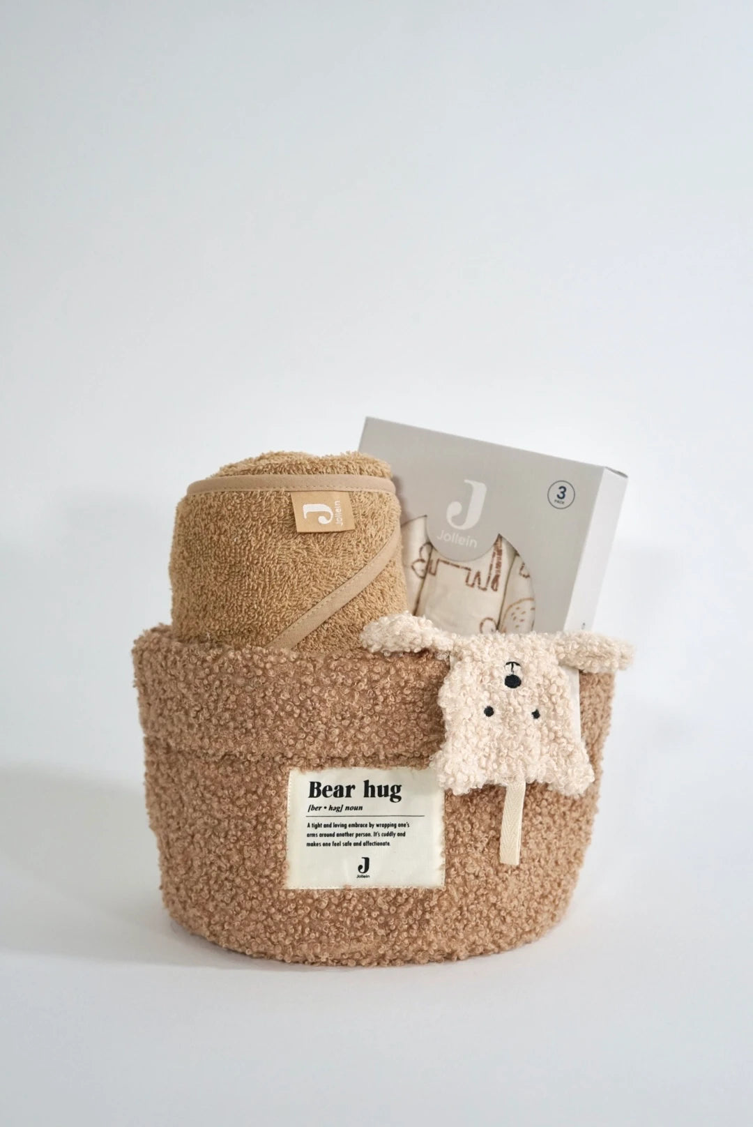 Eine geschenkbox für werdende eltern in Teddy Style. Ein Teddy Pflegekorb mit einem Kapuzenhandtuch aus Frottee Stoff, ein 3er Set Mulltücher (mit süßem schlichten Elefanten Aufdruck) und ein Schmusetuch Teddy Bear. In drei verschiedenen Größen erhältlich.