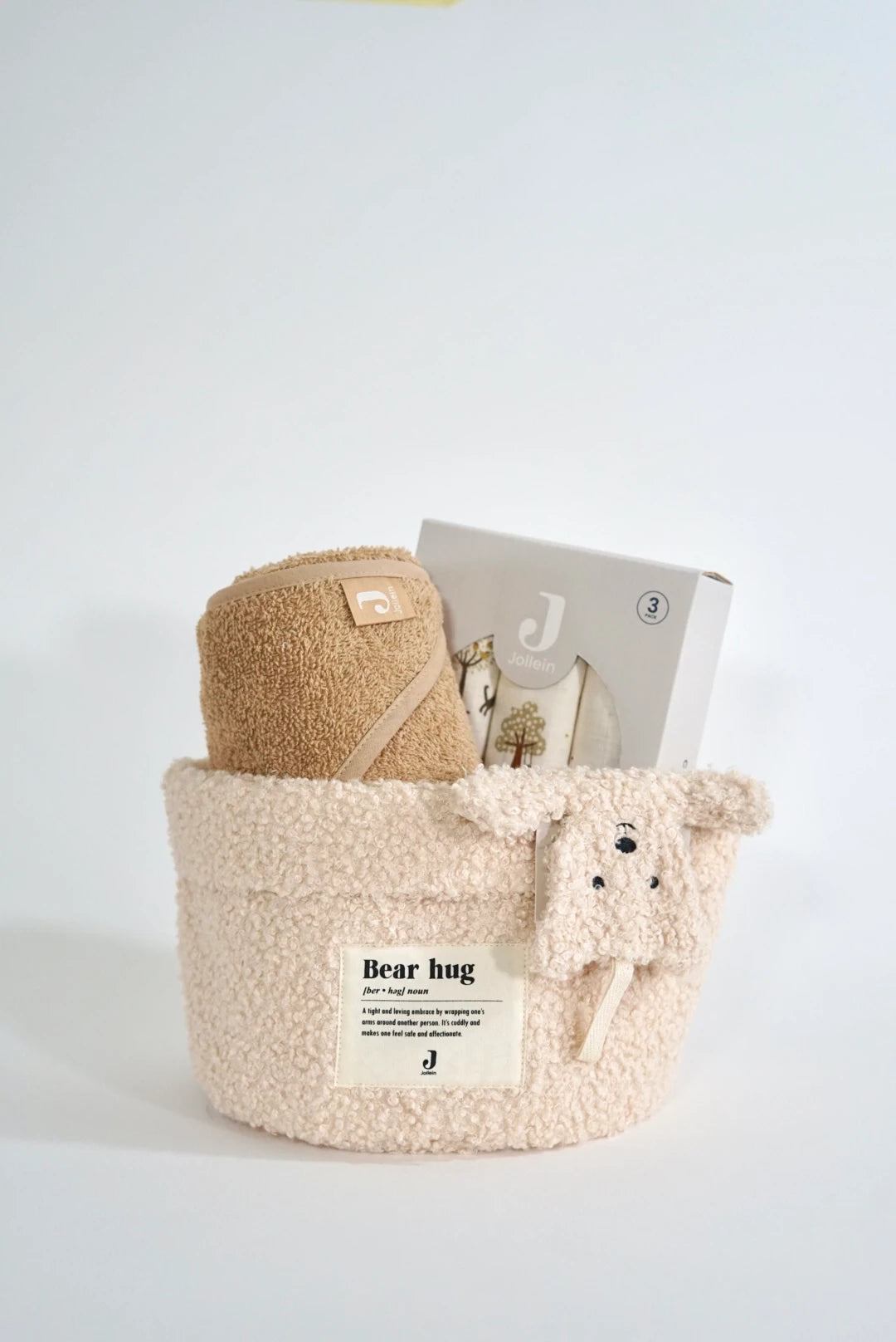 Ein schön Gestalteter Geschenkkorb zur Geburt von swz-art mit Korb in Teddystoff, Kapuzenhandtuch aus Frotteestoff, Schmusetuch und Spucktuch mit Tiny-Park-Muster